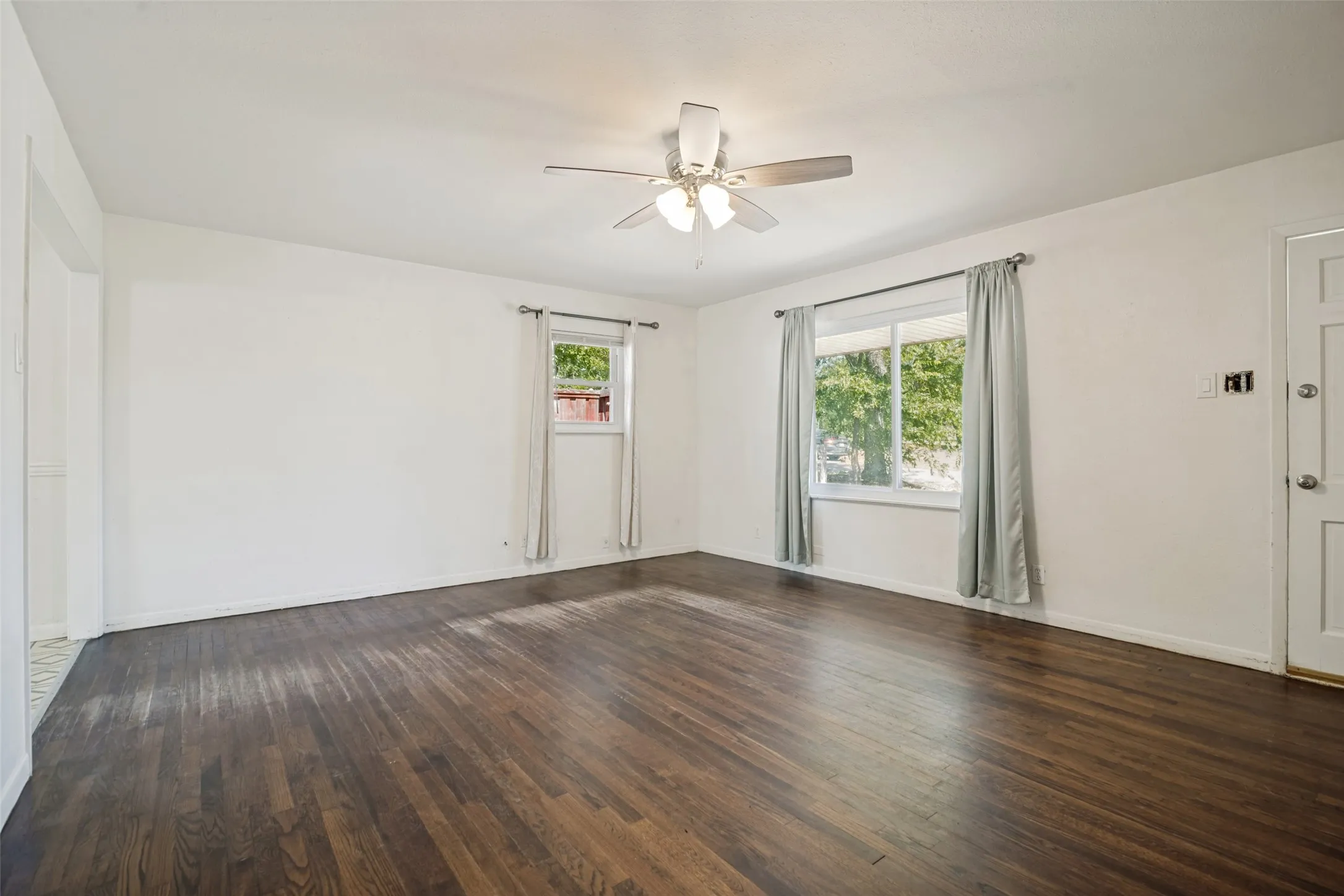 Single Family Residence For Sale in Grayson County , 203 W College Street, Whitewright, Texas 75491, 3 Bedroom, 1 Bathroom, Garage spaces, 1,150 Sqft, built in 1950, mls#21350060, Real Estate Agent in Whitewright, Homes For Sale in Grayson county, Homes For Sale in Whitewright, Realtor in Whitewright Texas, Real Estate Brokerage Independent Realty Texas, Luminita Cordes Realtor