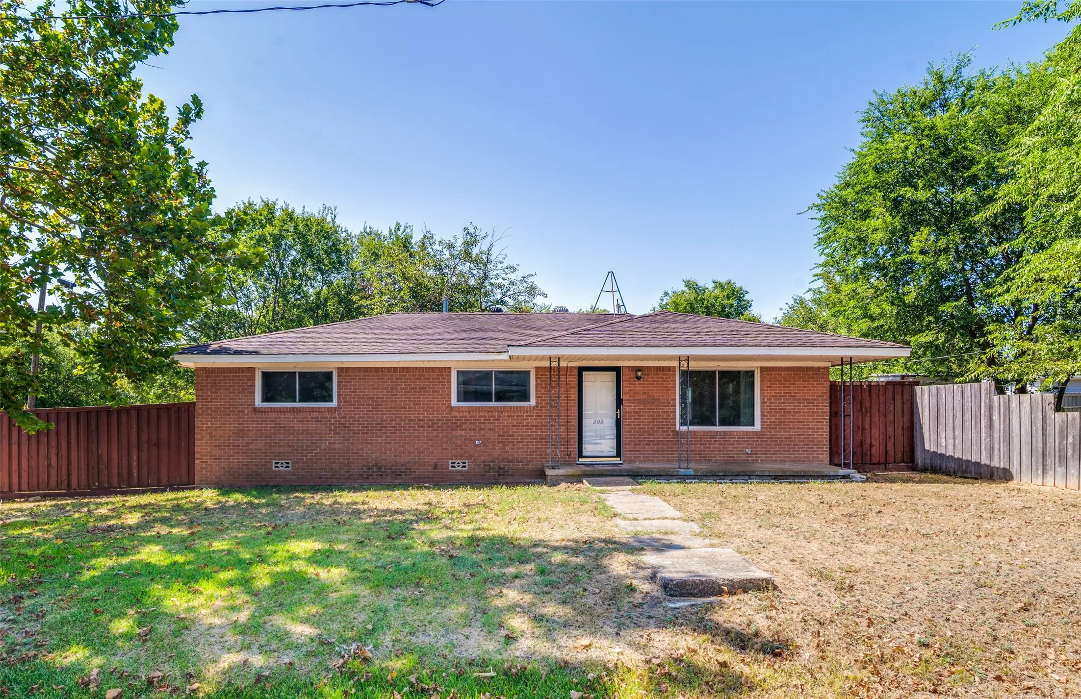 Single Family Residence For Sale in Grayson County , 203 W College Street, Whitewright, Texas 75491, 3 Bedroom, 1 Bathroom, Garage spaces, 1,150 Sqft, built in 1950, mls#21350060, Real Estate Agent in Whitewright, Homes For Sale in Grayson county, Homes For Sale in Whitewright, Realtor in Whitewright Texas, Real Estate Brokerage Independent Realty Texas, Luminita Cordes Realtor