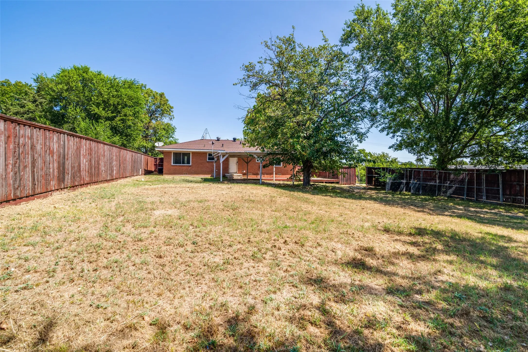 Single Family Residence For Sale in Grayson County , 203 W College Street, Whitewright, Texas 75491, 3 Bedroom, 1 Bathroom, Garage spaces, 1,150 Sqft, built in 1950, mls#21350060, Real Estate Agent in Whitewright, Homes For Sale in Grayson county, Homes For Sale in Whitewright, Realtor in Whitewright Texas, Real Estate Brokerage Independent Realty Texas, Luminita Cordes Realtor