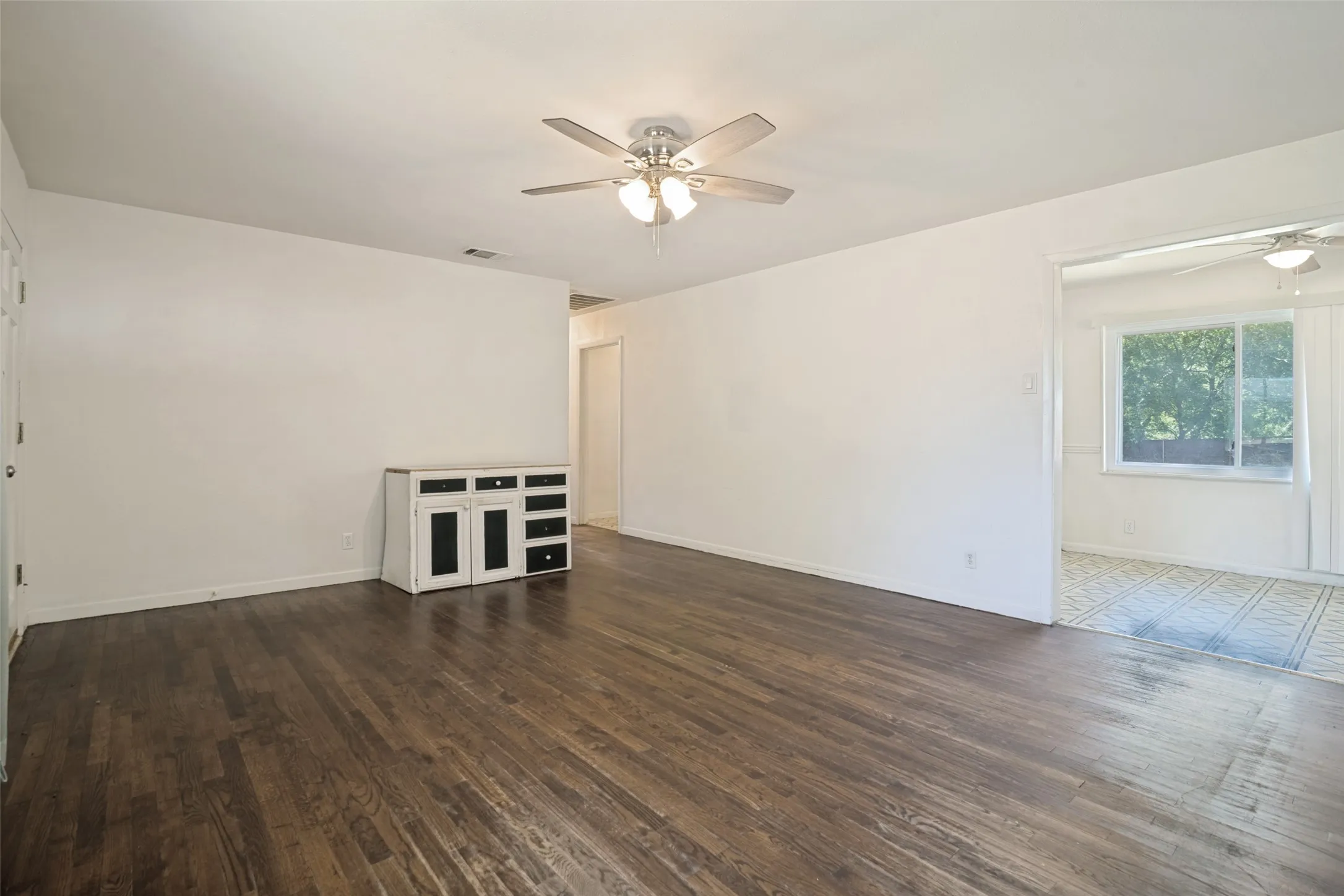 Single Family Residence For Sale in Grayson County , 203 W College Street, Whitewright, Texas 75491, 3 Bedroom, 1 Bathroom, Garage spaces, 1,150 Sqft, built in 1950, mls#21350060, Real Estate Agent in Whitewright, Homes For Sale in Grayson county, Homes For Sale in Whitewright, Realtor in Whitewright Texas, Real Estate Brokerage Independent Realty Texas, Luminita Cordes Realtor