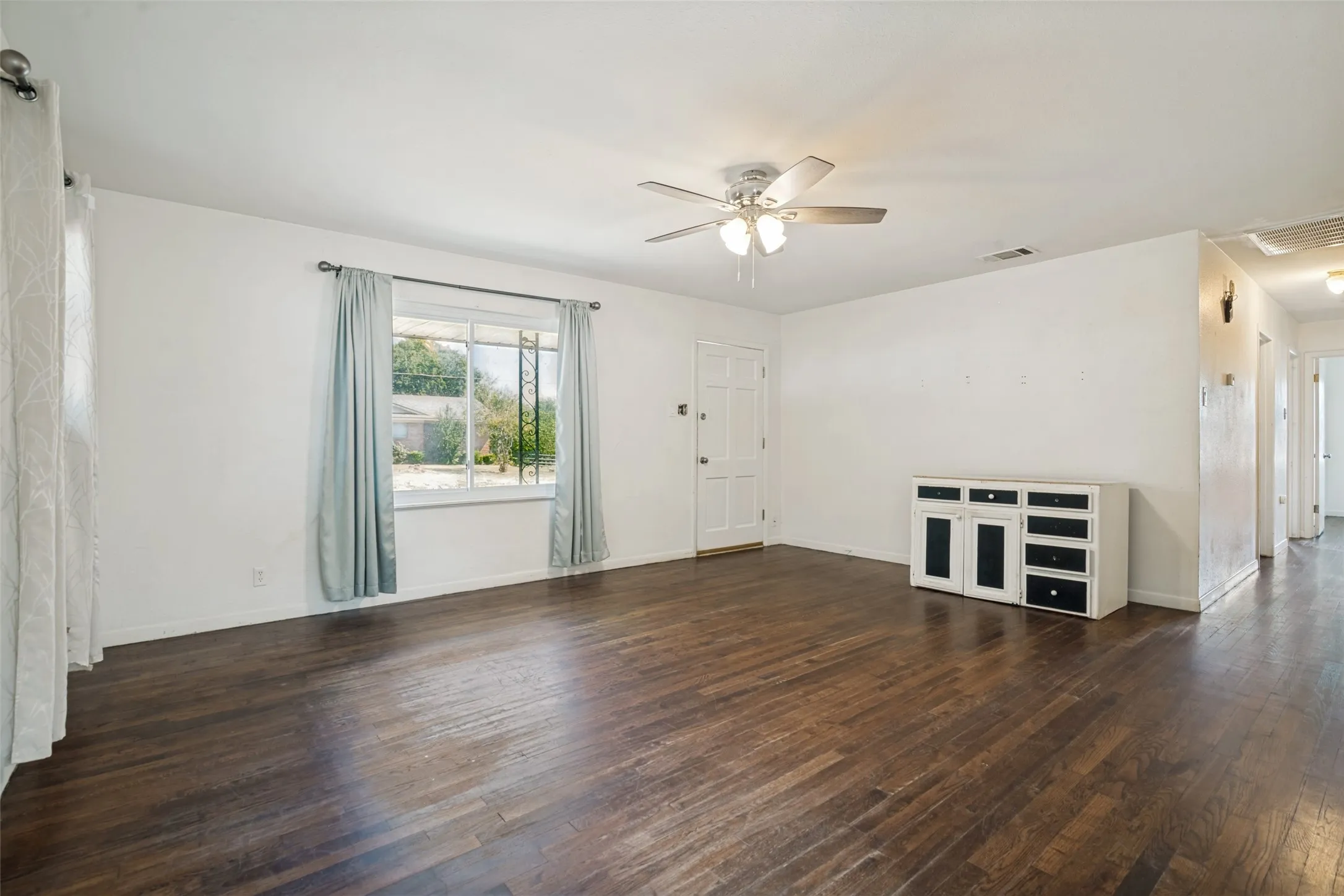 Single Family Residence For Sale in Grayson County , 203 W College Street, Whitewright, Texas 75491, 3 Bedroom, 1 Bathroom, Garage spaces, 1,150 Sqft, built in 1950, mls#21350060, Real Estate Agent in Whitewright, Homes For Sale in Grayson county, Homes For Sale in Whitewright, Realtor in Whitewright Texas, Real Estate Brokerage Independent Realty Texas, Luminita Cordes Realtor