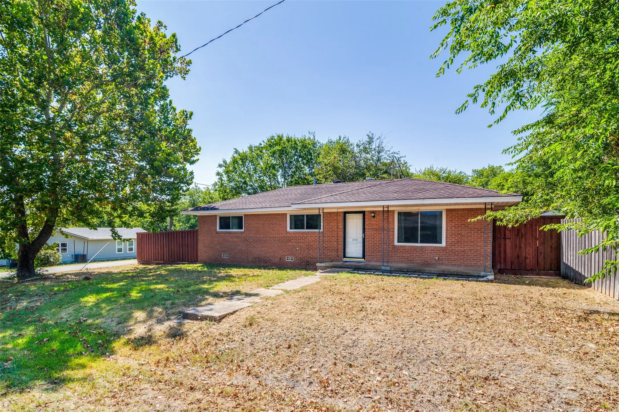 Single Family Residence For Sale in Grayson County , 203 W College Street, Whitewright, Texas 75491, 3 Bedroom, 1 Bathroom, Garage spaces, 1,150 Sqft, built in 1950, mls#21350060, Real Estate Agent in Whitewright, Homes For Sale in Grayson county, Homes For Sale in Whitewright, Realtor in Whitewright Texas, Real Estate Brokerage Independent Realty Texas, Luminita Cordes Realtor