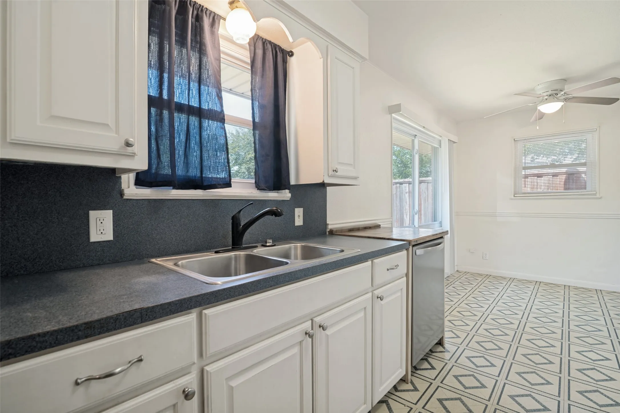 Single Family Residence For Sale in Grayson County , 203 W College Street, Whitewright, Texas 75491, 3 Bedroom, 1 Bathroom, Garage spaces, 1,150 Sqft, built in 1950, mls#21350060, Real Estate Agent in Whitewright, Homes For Sale in Grayson county, Homes For Sale in Whitewright, Realtor in Whitewright Texas, Real Estate Brokerage Independent Realty Texas, Luminita Cordes Realtor