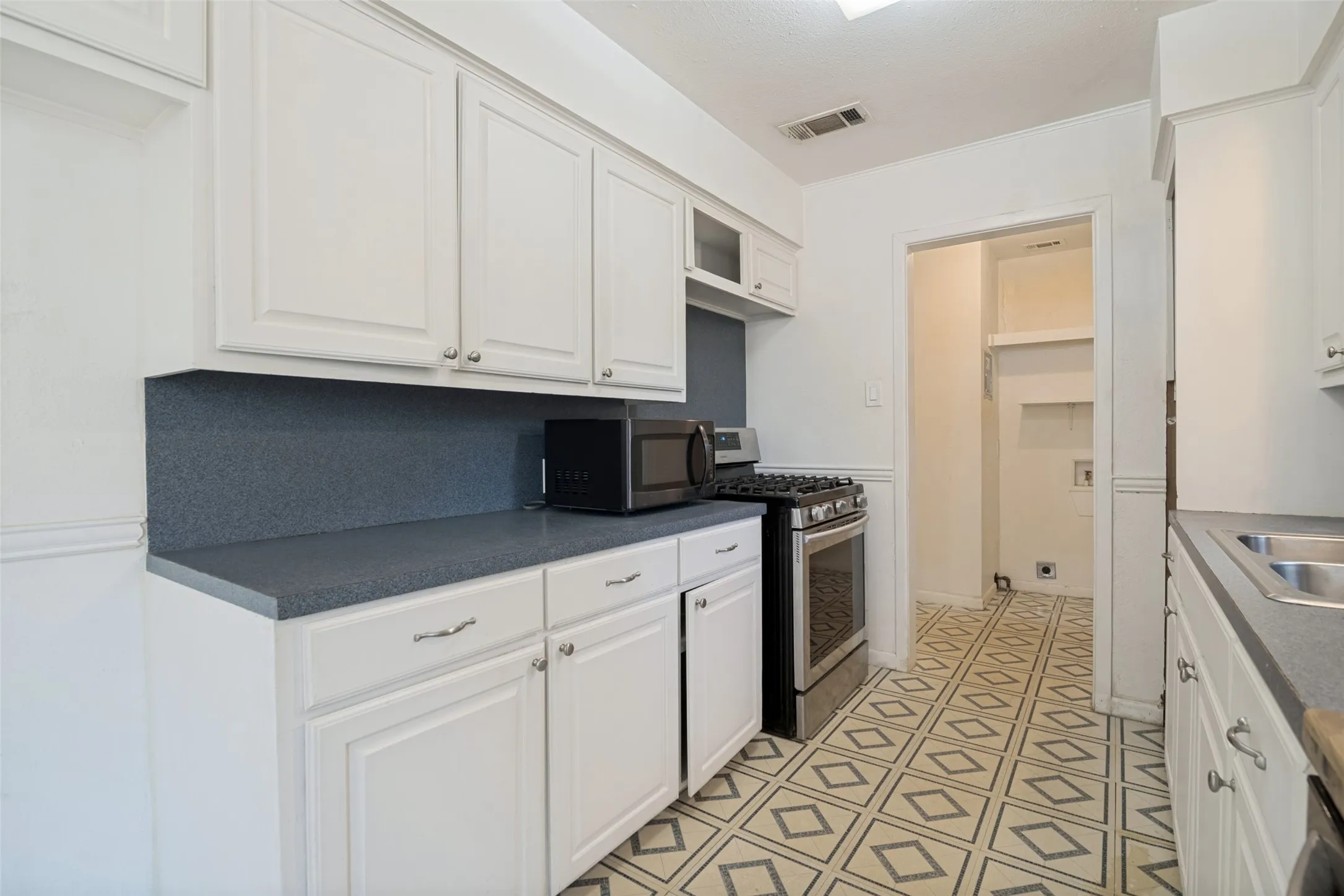 Single Family Residence For Sale in Grayson County , 203 W College Street, Whitewright, Texas 75491, 3 Bedroom, 1 Bathroom, Garage spaces, 1,150 Sqft, built in 1950, mls#21350060, Real Estate Agent in Whitewright, Homes For Sale in Grayson county, Homes For Sale in Whitewright, Realtor in Whitewright Texas, Real Estate Brokerage Independent Realty Texas, Luminita Cordes Realtor