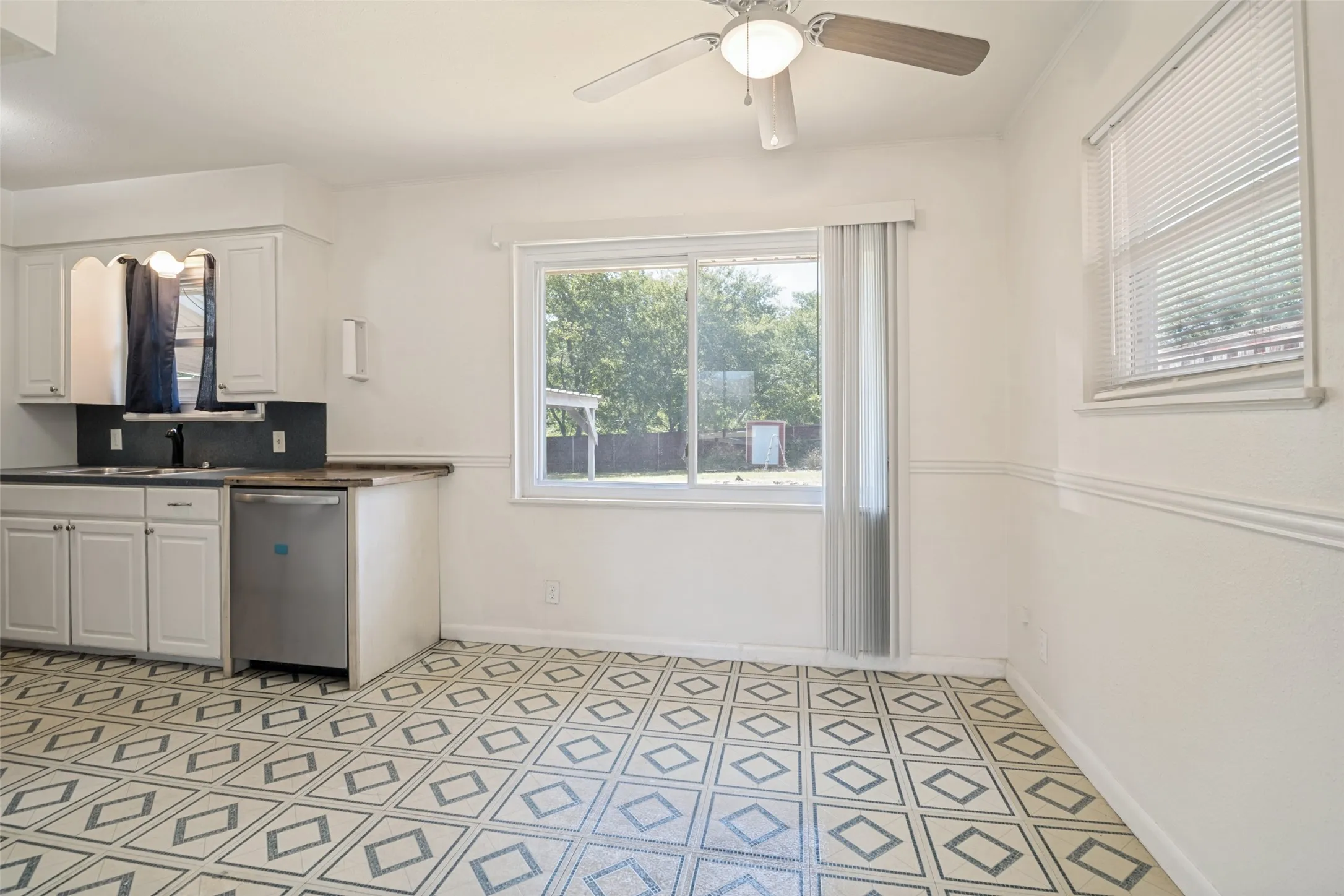 Single Family Residence For Sale in Grayson County , 203 W College Street, Whitewright, Texas 75491, 3 Bedroom, 1 Bathroom, Garage spaces, 1,150 Sqft, built in 1950, mls#21350060, Real Estate Agent in Whitewright, Homes For Sale in Grayson county, Homes For Sale in Whitewright, Realtor in Whitewright Texas, Real Estate Brokerage Independent Realty Texas, Luminita Cordes Realtor