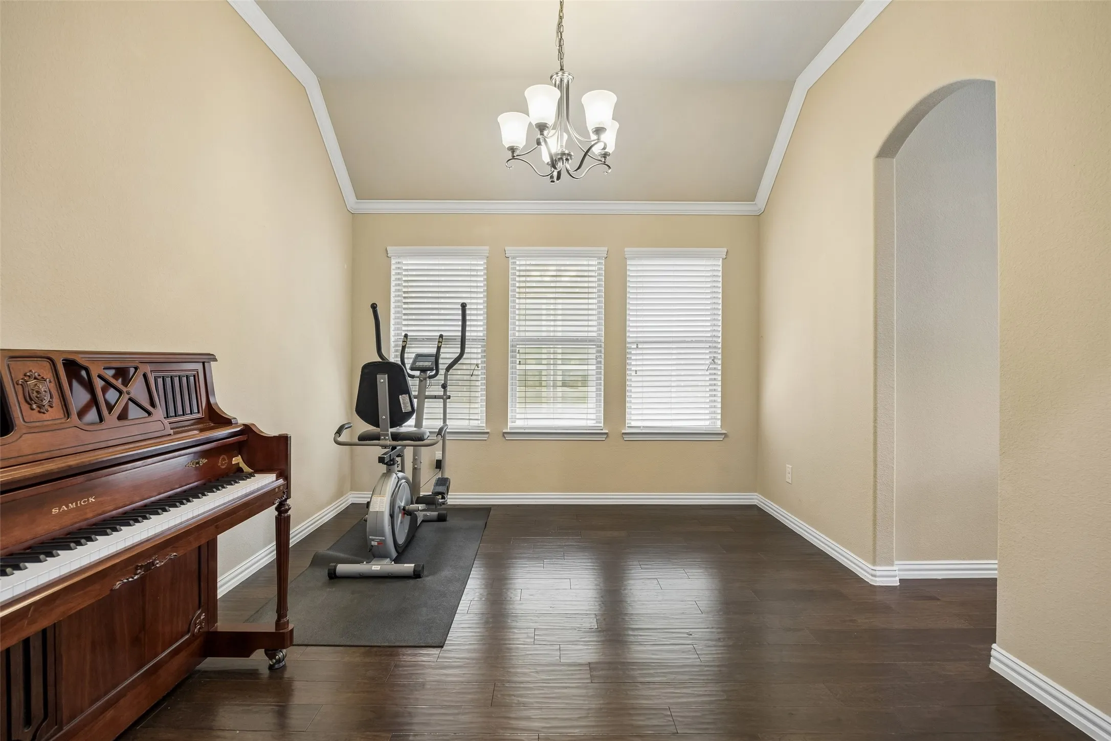 Single Family Residence For Sale in Denton County , 338 Wyndale Drive, Lewisville, Texas 75056, 4 Bedroom, 3 Bathroom, 2 Garage spaces, 2,170 Sqft, built in 2015, mls#21348346, Real Estate Agent in Lewisville, Homes For Sale in Denton county, Homes For Sale in Lewisville, Realtor in Lewisville Texas, Real Estate Brokerage Independent Realty Texas, Luminita Cordes Realtor