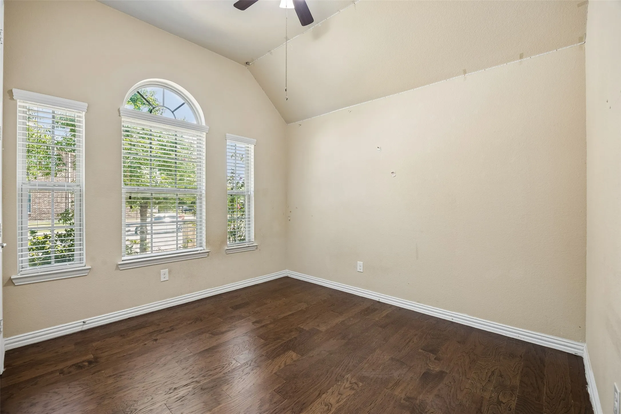 Single Family Residence For Sale in Denton County , 338 Wyndale Drive, Lewisville, Texas 75056, 4 Bedroom, 3 Bathroom, 2 Garage spaces, 2,170 Sqft, built in 2015, mls#21348346, Real Estate Agent in Lewisville, Homes For Sale in Denton county, Homes For Sale in Lewisville, Realtor in Lewisville Texas, Real Estate Brokerage Independent Realty Texas, Luminita Cordes Realtor