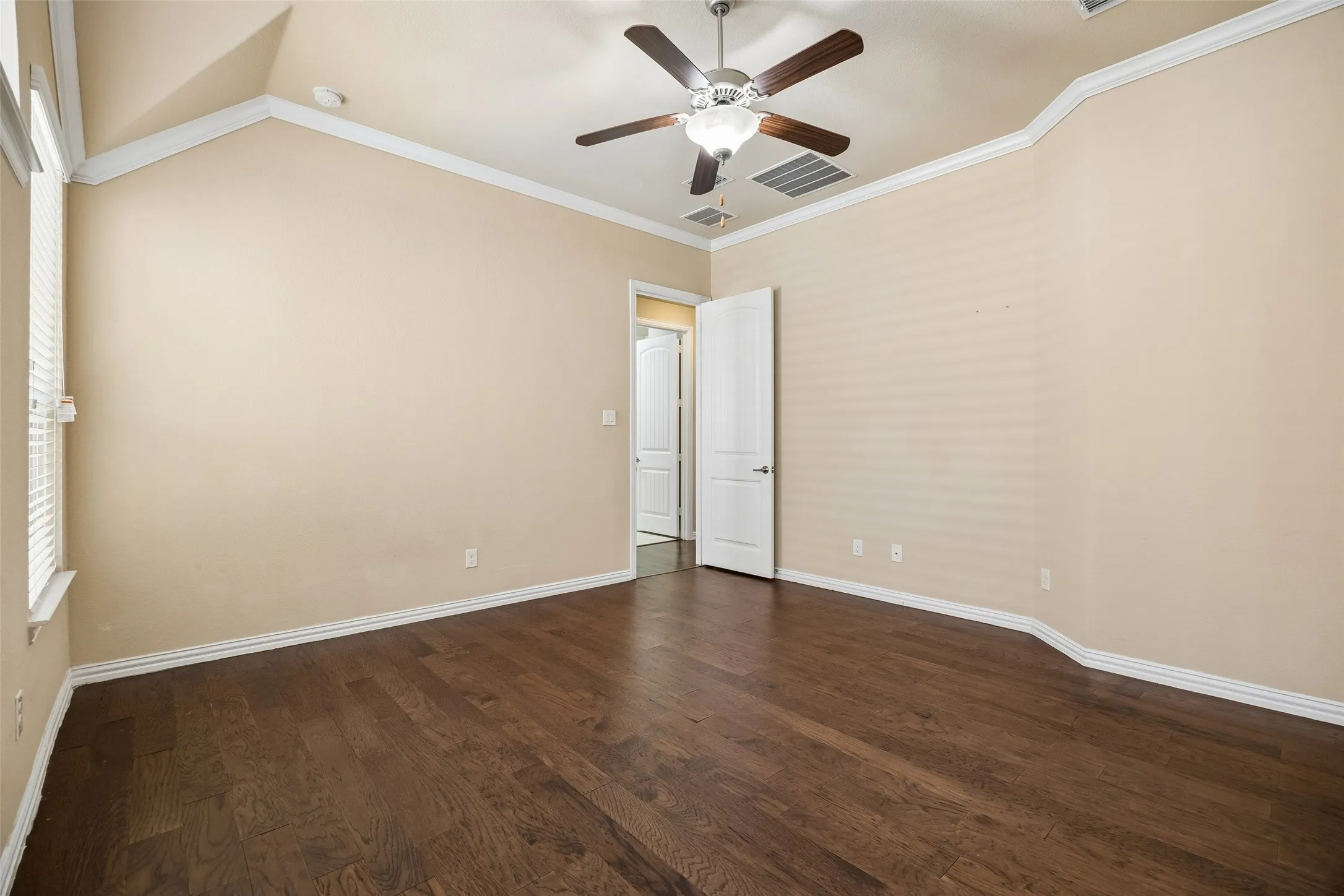 Single Family Residence For Sale in Denton County , 338 Wyndale Drive, Lewisville, Texas 75056, 4 Bedroom, 3 Bathroom, 2 Garage spaces, 2,170 Sqft, built in 2015, mls#21348346, Real Estate Agent in Lewisville, Homes For Sale in Denton county, Homes For Sale in Lewisville, Realtor in Lewisville Texas, Real Estate Brokerage Independent Realty Texas, Luminita Cordes Realtor