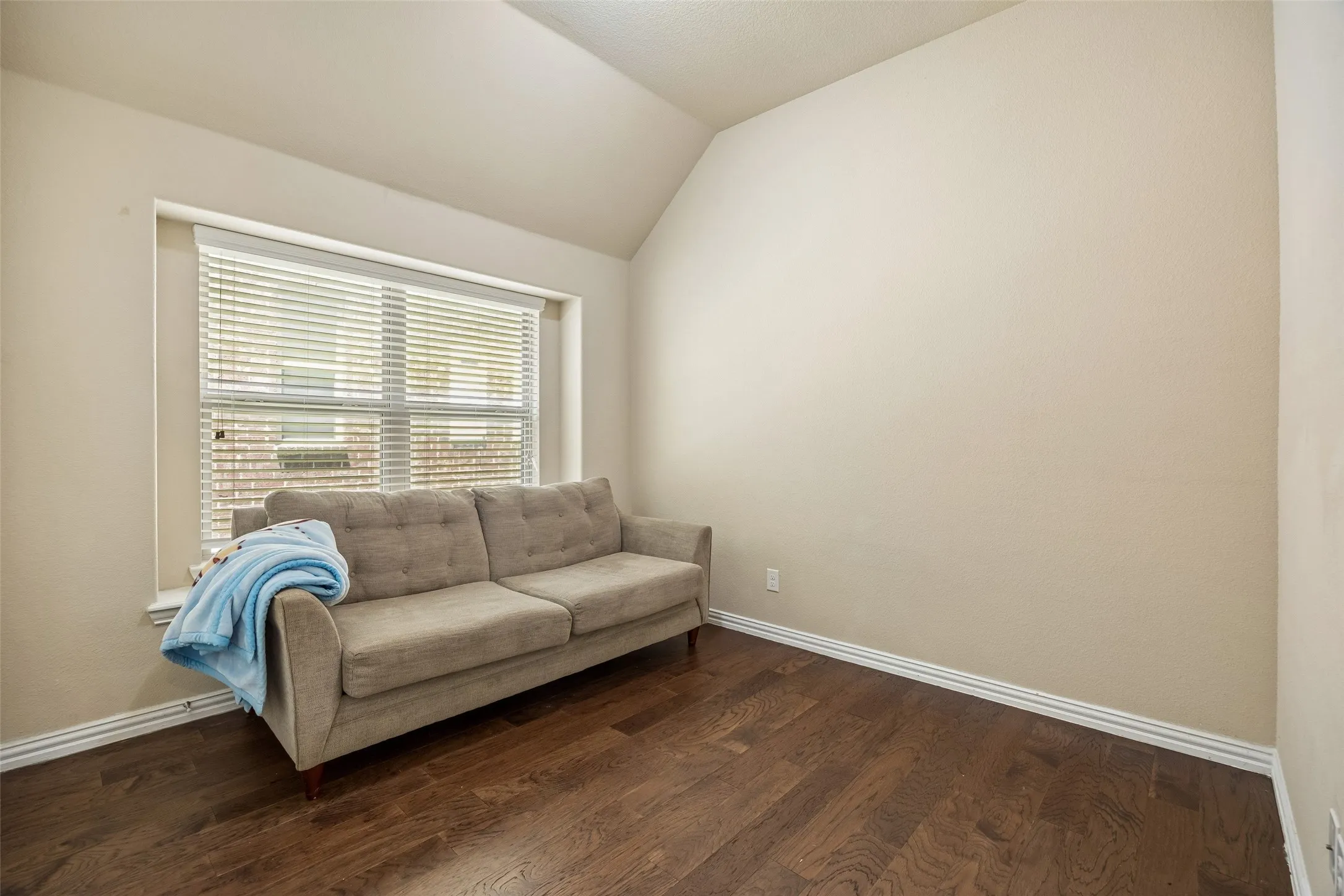 Single Family Residence For Sale in Denton County , 338 Wyndale Drive, Lewisville, Texas 75056, 4 Bedroom, 3 Bathroom, 2 Garage spaces, 2,170 Sqft, built in 2015, mls#21348346, Real Estate Agent in Lewisville, Homes For Sale in Denton county, Homes For Sale in Lewisville, Realtor in Lewisville Texas, Real Estate Brokerage Independent Realty Texas, Luminita Cordes Realtor