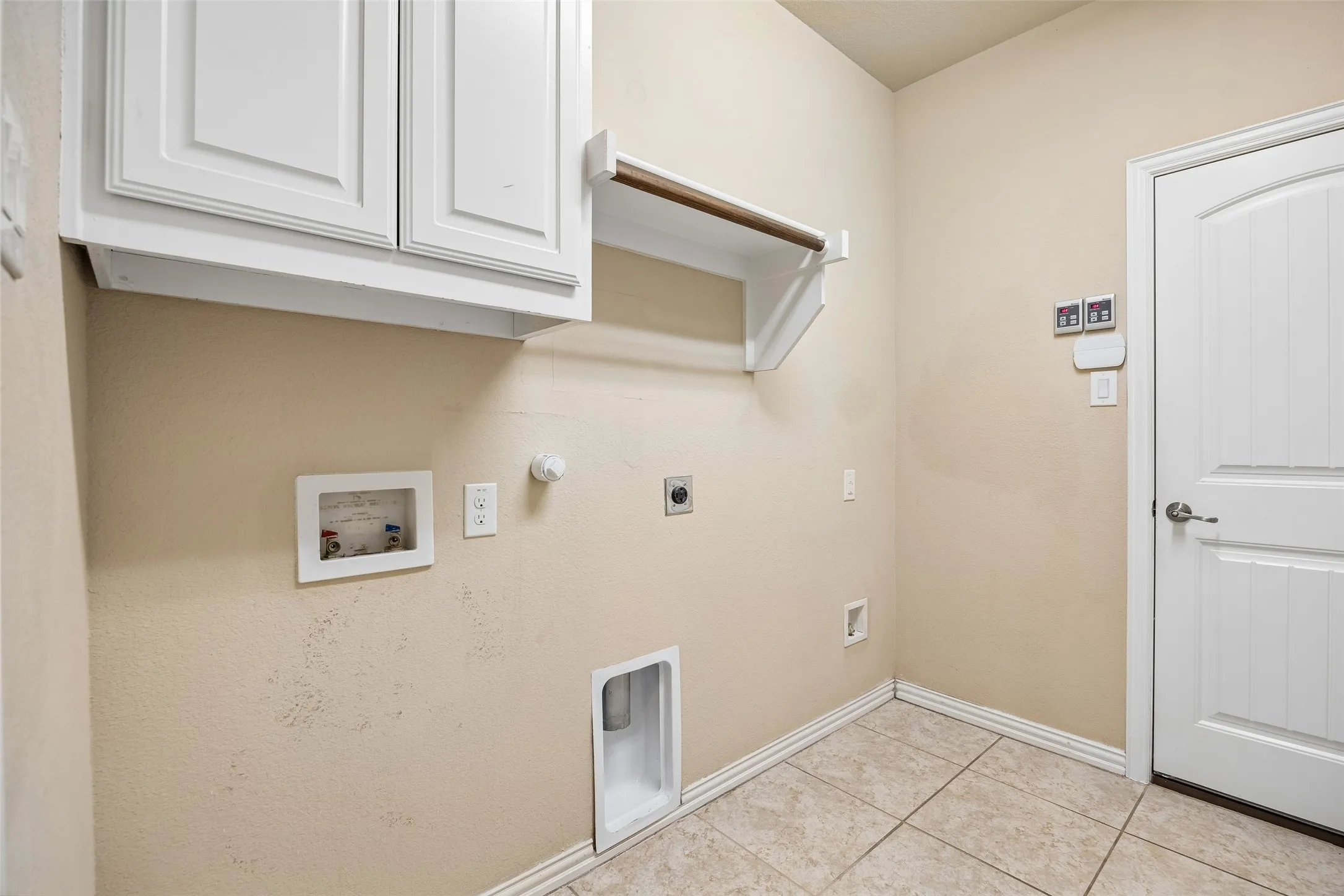Single Family Residence For Sale in Denton County , 338 Wyndale Drive, Lewisville, Texas 75056, 4 Bedroom, 3 Bathroom, 2 Garage spaces, 2,170 Sqft, built in 2015, mls#21348346, Real Estate Agent in Lewisville, Homes For Sale in Denton county, Homes For Sale in Lewisville, Realtor in Lewisville Texas, Real Estate Brokerage Independent Realty Texas, Luminita Cordes Realtor