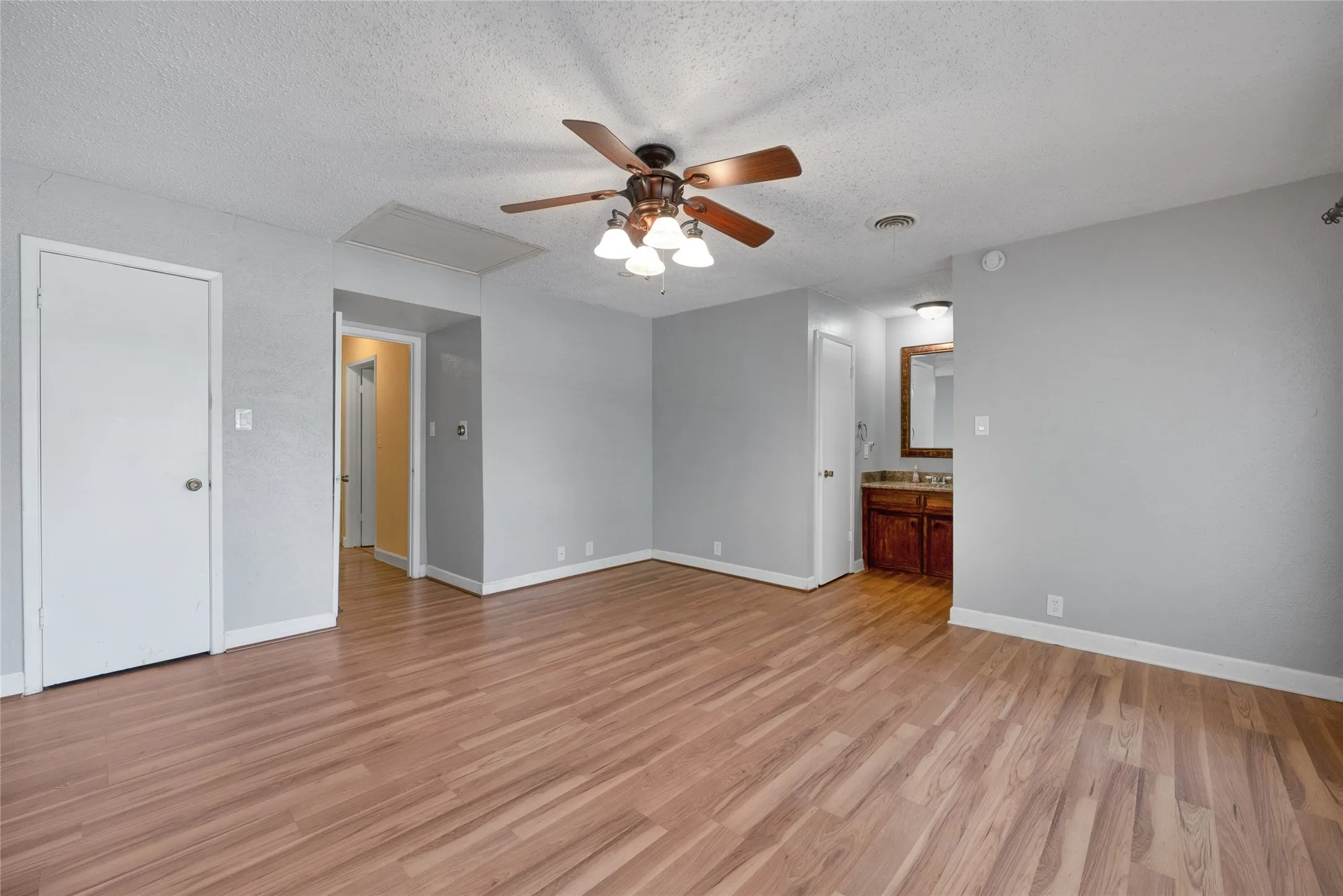 Single Family Residence For Sale in Collin County , 222 Gwendola Drive, Mc Kinney, Texas 75071, 4 Bedroom, 3 Bathroom, 2 Garage spaces, 2,126 Sqft, built in 1978, mls#21347194, Real Estate Agent in Mc Kinney, Homes For Sale in Collin county, Homes For Sale in Mc Kinney, Realtor in Mc Kinney Texas, Real Estate Brokerage Independent Realty Texas, Luminita Cordes Realtor
