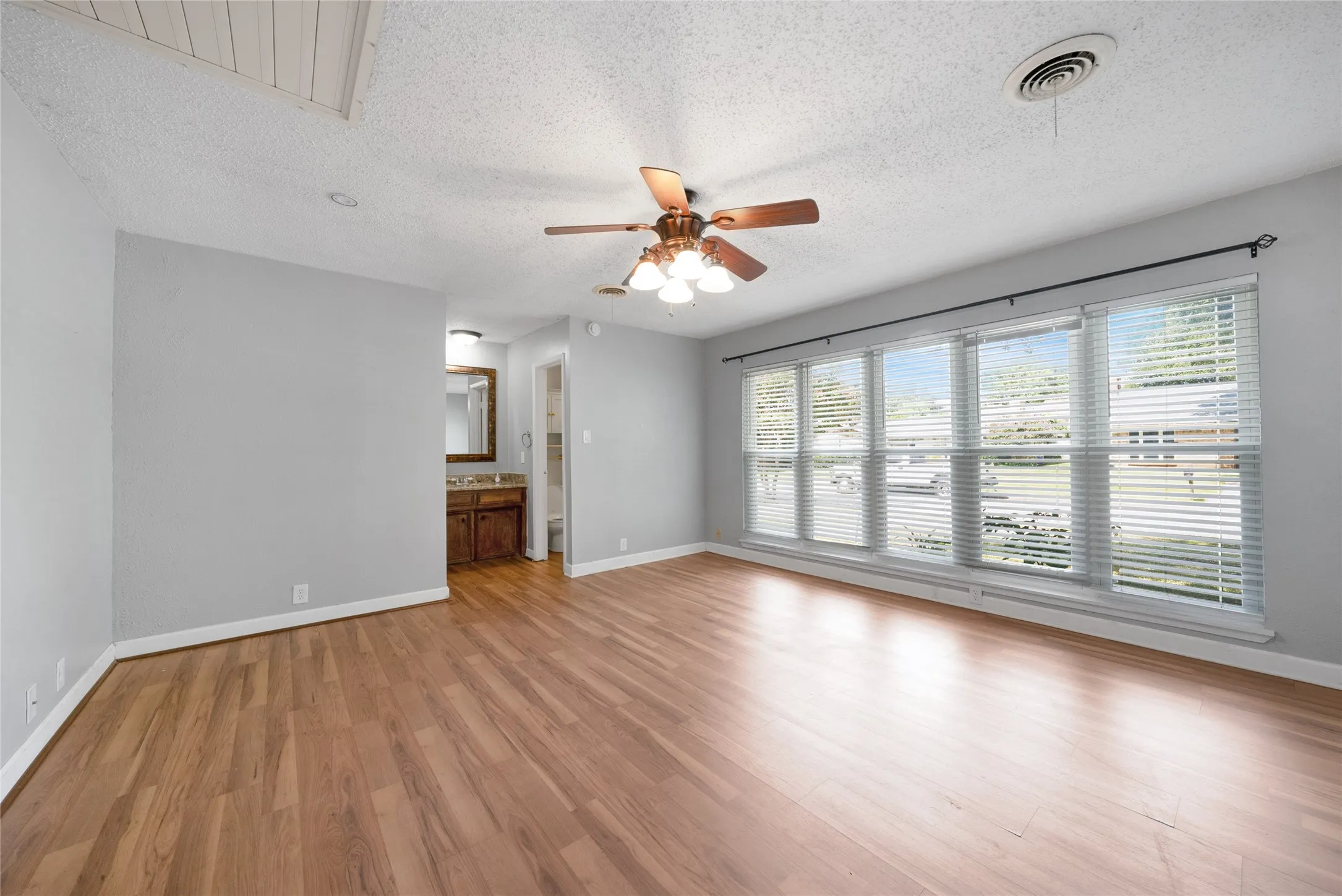Single Family Residence For Sale in Collin County , 222 Gwendola Drive, Mc Kinney, Texas 75071, 4 Bedroom, 3 Bathroom, 2 Garage spaces, 2,126 Sqft, built in 1978, mls#21347194, Real Estate Agent in Mc Kinney, Homes For Sale in Collin county, Homes For Sale in Mc Kinney, Realtor in Mc Kinney Texas, Real Estate Brokerage Independent Realty Texas, Luminita Cordes Realtor