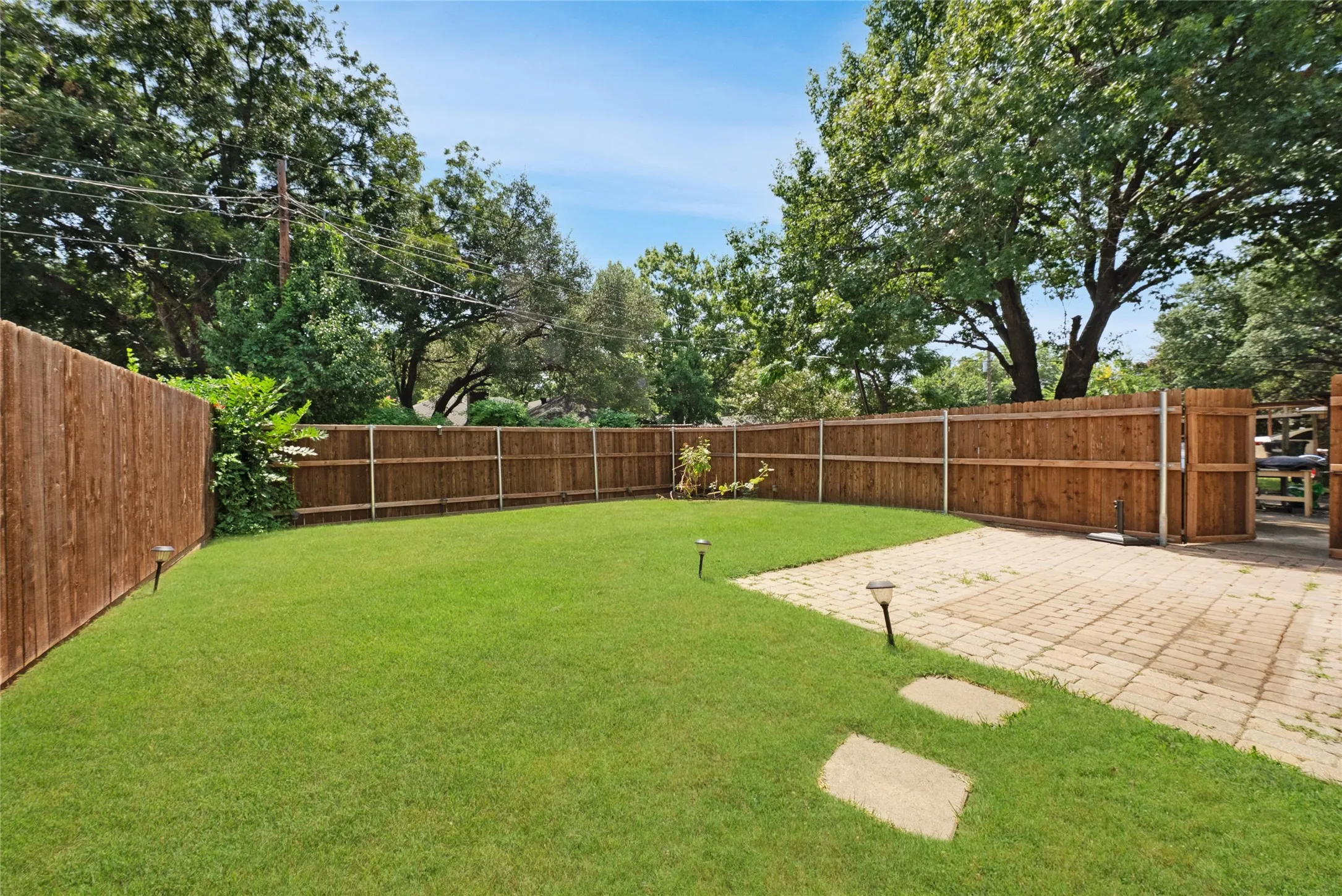Single Family Residence For Sale in Collin County , 222 Gwendola Drive, Mc Kinney, Texas 75071, 4 Bedroom, 3 Bathroom, 2 Garage spaces, 2,126 Sqft, built in 1978, mls#21347194, Real Estate Agent in Mc Kinney, Homes For Sale in Collin county, Homes For Sale in Mc Kinney, Realtor in Mc Kinney Texas, Real Estate Brokerage Independent Realty Texas, Luminita Cordes Realtor