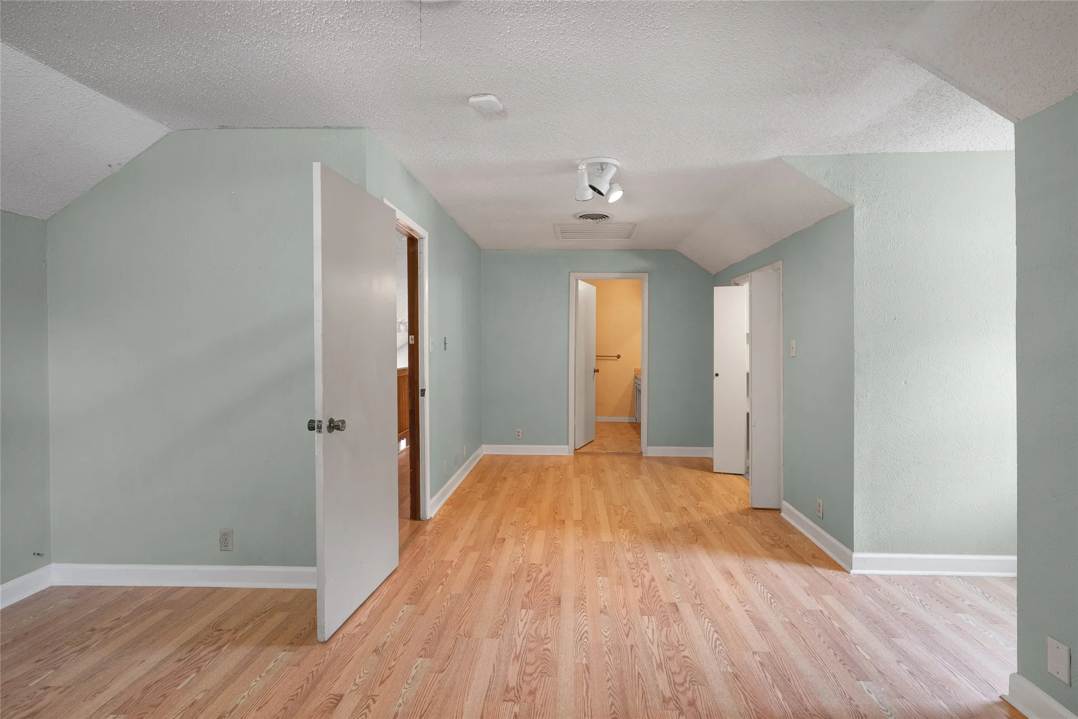 Single Family Residence For Sale in Collin County , 222 Gwendola Drive, Mc Kinney, Texas 75071, 4 Bedroom, 3 Bathroom, 2 Garage spaces, 2,126 Sqft, built in 1978, mls#21347194, Real Estate Agent in Mc Kinney, Homes For Sale in Collin county, Homes For Sale in Mc Kinney, Realtor in Mc Kinney Texas, Real Estate Brokerage Independent Realty Texas, Luminita Cordes Realtor