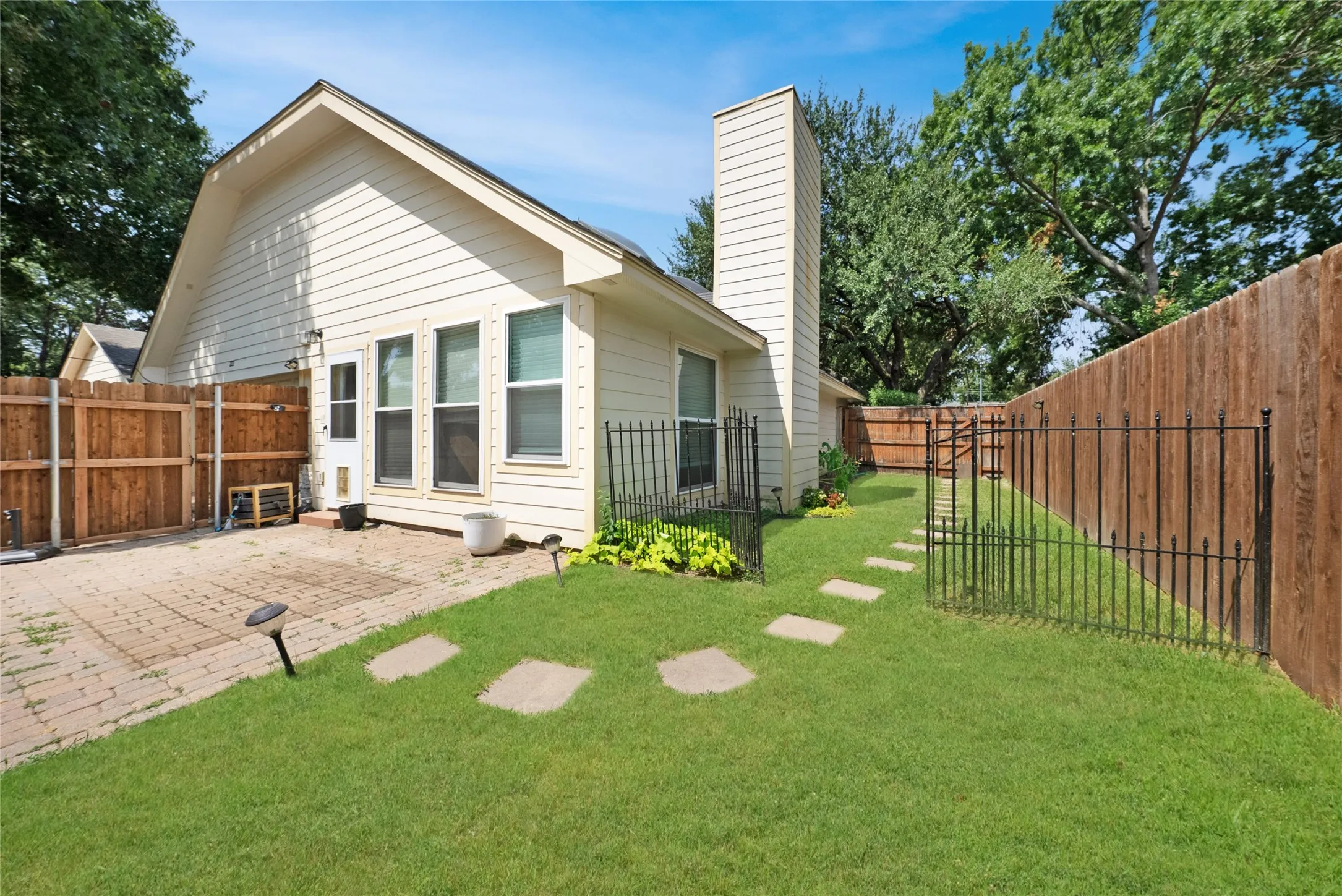 Single Family Residence For Sale in Collin County , 222 Gwendola Drive, Mc Kinney, Texas 75071, 4 Bedroom, 3 Bathroom, 2 Garage spaces, 2,126 Sqft, built in 1978, mls#21347194, Real Estate Agent in Mc Kinney, Homes For Sale in Collin county, Homes For Sale in Mc Kinney, Realtor in Mc Kinney Texas, Real Estate Brokerage Independent Realty Texas, Luminita Cordes Realtor