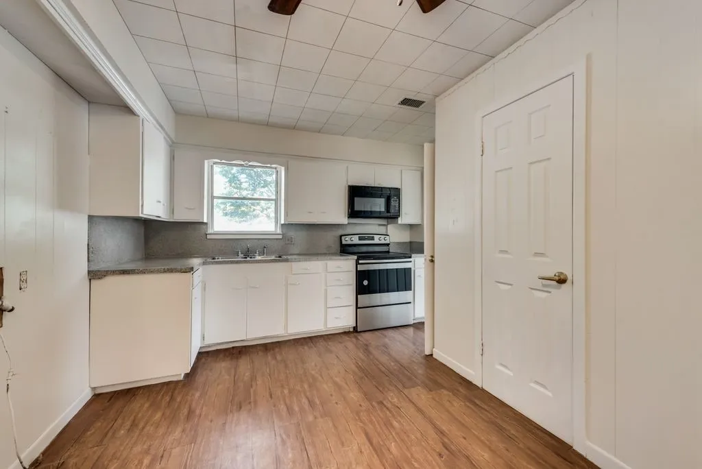 Single Family Residence For Rent in Ellis County , 1001 S Carlton Street, Ennis, Texas 75119, 3 Bedroom, 1 Bathroom, Garage spaces, 858 Sqft, built in 1964, Price $1,600, mls#21357434, Real Estate Agent in Ennis, Homes For Rent in Ellis county, Homes For Rent in Ennis, Realtor in Ennis Texas, Real Estate Brokerage Independent Realty Texas, Luminita Cordes Realtor