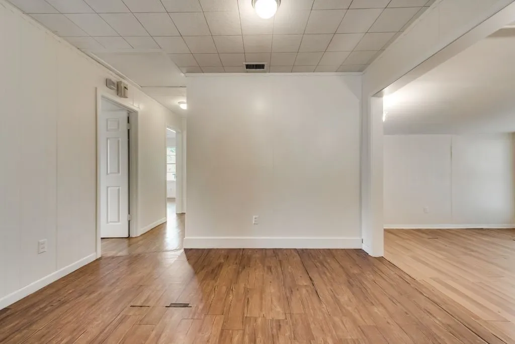 Single Family Residence For Rent in Ellis County , 1001 S Carlton Street, Ennis, Texas 75119, 3 Bedroom, 1 Bathroom, Garage spaces, 858 Sqft, built in 1964, Price $1,600, mls#21357434, Real Estate Agent in Ennis, Homes For Rent in Ellis county, Homes For Rent in Ennis, Realtor in Ennis Texas, Real Estate Brokerage Independent Realty Texas, Luminita Cordes Realtor