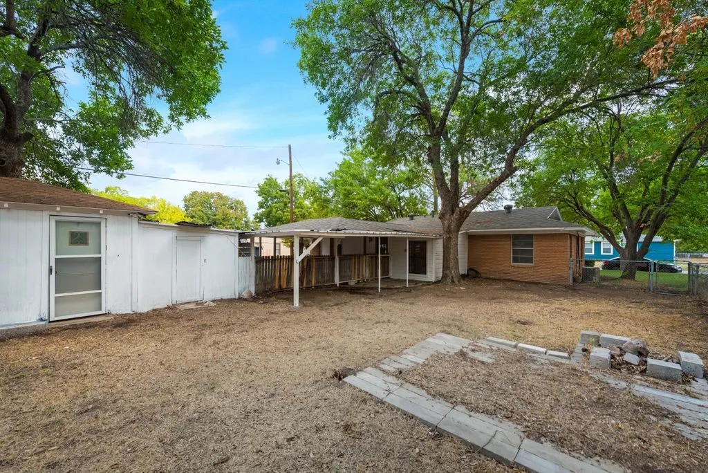 Single Family Residence For Rent in Ellis County , 1001 S Carlton Street, Ennis, Texas 75119, 3 Bedroom, 1 Bathroom, Garage spaces, 858 Sqft, built in 1964, Price $1,600, mls#21357434, Real Estate Agent in Ennis, Homes For Rent in Ellis county, Homes For Rent in Ennis, Realtor in Ennis Texas, Real Estate Brokerage Independent Realty Texas, Luminita Cordes Realtor