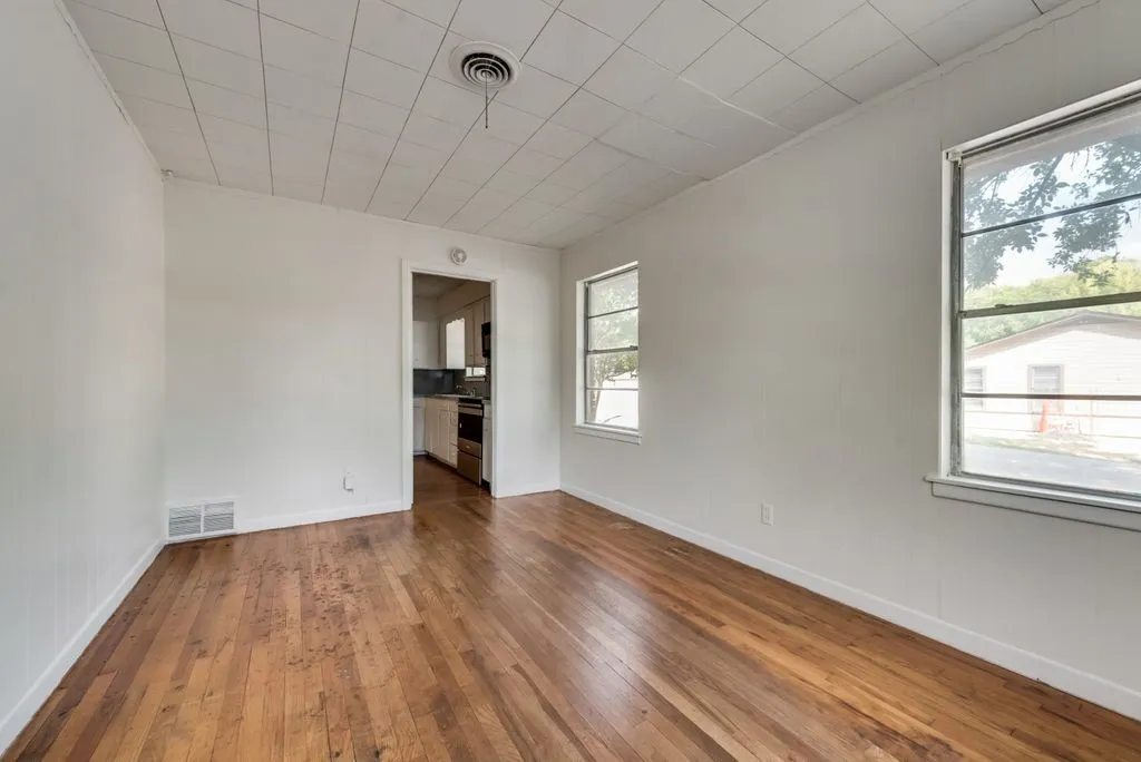 Single Family Residence For Rent in Ellis County , 1001 S Carlton Street, Ennis, Texas 75119, 3 Bedroom, 1 Bathroom, Garage spaces, 858 Sqft, built in 1964, Price $1,600, mls#21357434, Real Estate Agent in Ennis, Homes For Rent in Ellis county, Homes For Rent in Ennis, Realtor in Ennis Texas, Real Estate Brokerage Independent Realty Texas, Luminita Cordes Realtor