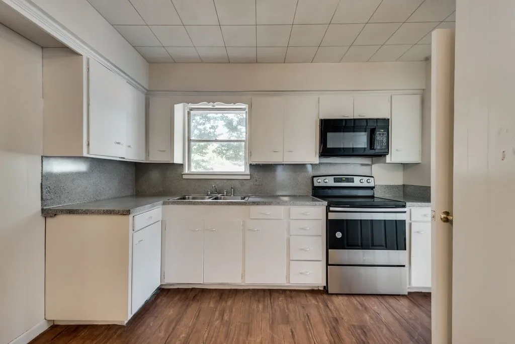Single Family Residence For Rent in Ellis County , 1001 S Carlton Street, Ennis, Texas 75119, 3 Bedroom, 1 Bathroom, Garage spaces, 858 Sqft, built in 1964, Price $1,600, mls#21357434, Real Estate Agent in Ennis, Homes For Rent in Ellis county, Homes For Rent in Ennis, Realtor in Ennis Texas, Real Estate Brokerage Independent Realty Texas, Luminita Cordes Realtor