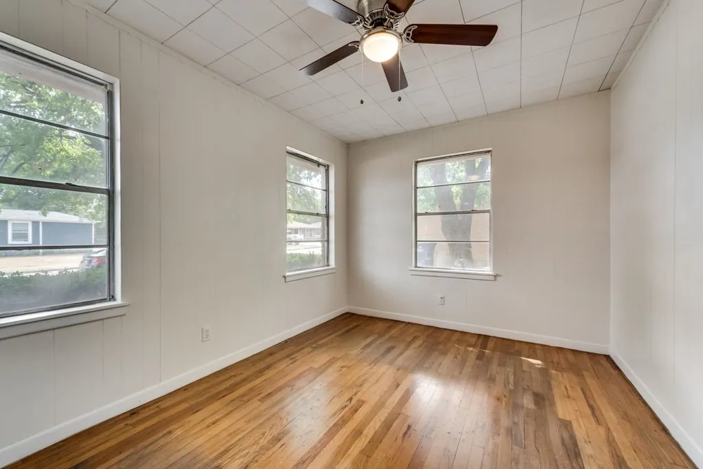 Single Family Residence For Rent in Ellis County , 1001 S Carlton Street, Ennis, Texas 75119, 3 Bedroom, 1 Bathroom, Garage spaces, 858 Sqft, built in 1964, Price $1,600, mls#21357434, Real Estate Agent in Ennis, Homes For Rent in Ellis county, Homes For Rent in Ennis, Realtor in Ennis Texas, Real Estate Brokerage Independent Realty Texas, Luminita Cordes Realtor