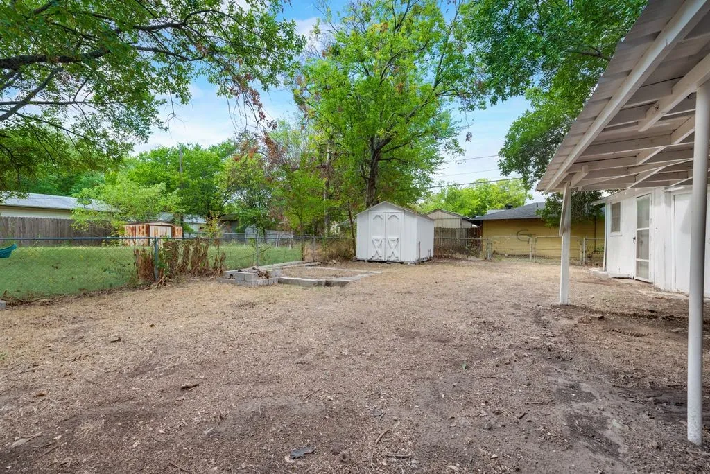 Single Family Residence For Rent in Ellis County , 1001 S Carlton Street, Ennis, Texas 75119, 3 Bedroom, 1 Bathroom, Garage spaces, 858 Sqft, built in 1964, Price $1,600, mls#21357434, Real Estate Agent in Ennis, Homes For Rent in Ellis county, Homes For Rent in Ennis, Realtor in Ennis Texas, Real Estate Brokerage Independent Realty Texas, Luminita Cordes Realtor
