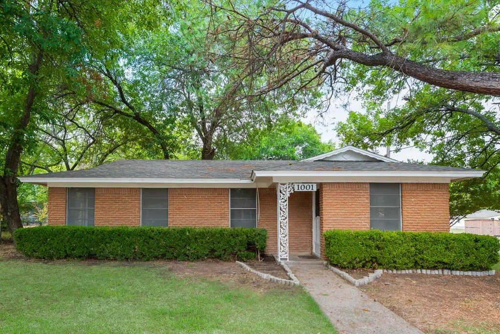 Single Family Residence For Rent in Ellis County , 1001 S Carlton Street, Ennis, Texas 75119, 3 Bedroom, 1 Bathroom, Garage spaces, 858 Sqft, built in 1964, Price $1,600, mls#21357434, Real Estate Agent in Ennis, Homes For Rent in Ellis county, Homes For Rent in Ennis, Realtor in Ennis Texas, Real Estate Brokerage Independent Realty Texas, Luminita Cordes Realtor