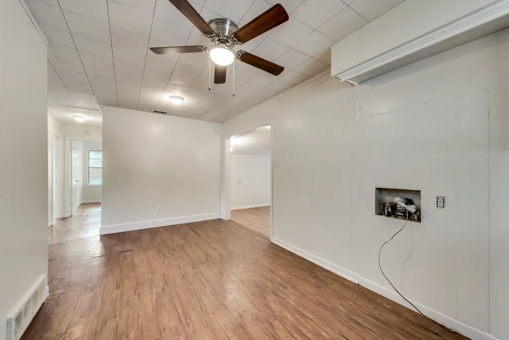 Single Family Residence For Rent in Ellis County , 1001 S Carlton Street, Ennis, Texas 75119, 3 Bedroom, 1 Bathroom, Garage spaces, 858 Sqft, built in 1964, Price $1,600, mls#21357434, Real Estate Agent in Ennis, Homes For Rent in Ellis county, Homes For Rent in Ennis, Realtor in Ennis Texas, Real Estate Brokerage Independent Realty Texas, Luminita Cordes Realtor
