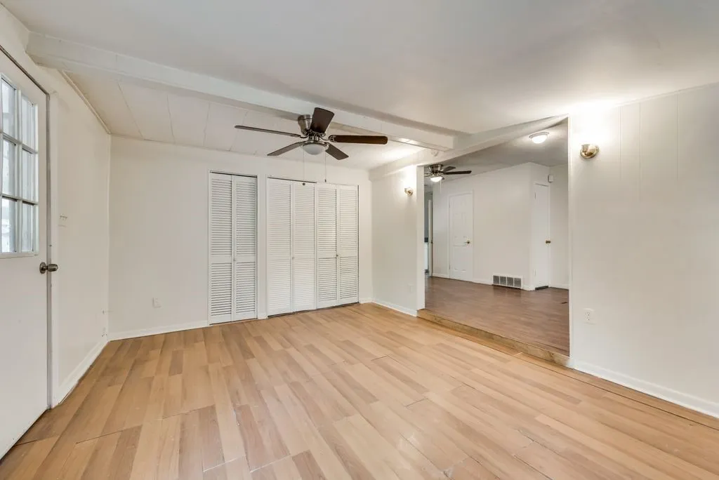 Single Family Residence For Rent in Ellis County , 1001 S Carlton Street, Ennis, Texas 75119, 3 Bedroom, 1 Bathroom, Garage spaces, 858 Sqft, built in 1964, Price $1,600, mls#21357434, Real Estate Agent in Ennis, Homes For Rent in Ellis county, Homes For Rent in Ennis, Realtor in Ennis Texas, Real Estate Brokerage Independent Realty Texas, Luminita Cordes Realtor