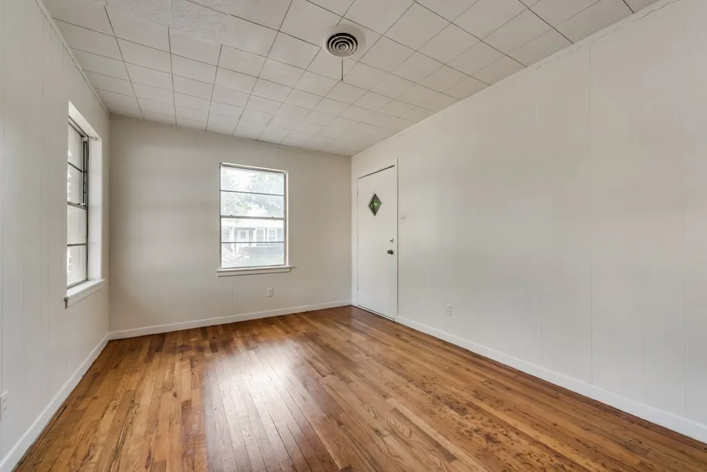 Single Family Residence For Rent in Ellis County , 1001 S Carlton Street, Ennis, Texas 75119, 3 Bedroom, 1 Bathroom, Garage spaces, 858 Sqft, built in 1964, Price $1,600, mls#21357434, Real Estate Agent in Ennis, Homes For Rent in Ellis county, Homes For Rent in Ennis, Realtor in Ennis Texas, Real Estate Brokerage Independent Realty Texas, Luminita Cordes Realtor