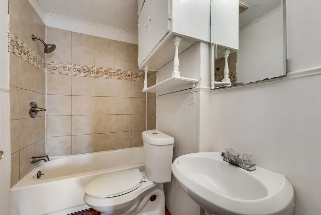 Single Family Residence For Rent in Ellis County , 1001 S Carlton Street, Ennis, Texas 75119, 3 Bedroom, 1 Bathroom, Garage spaces, 858 Sqft, built in 1964, Price $1,600, mls#21357434, Real Estate Agent in Ennis, Homes For Rent in Ellis county, Homes For Rent in Ennis, Realtor in Ennis Texas, Real Estate Brokerage Independent Realty Texas, Luminita Cordes Realtor
