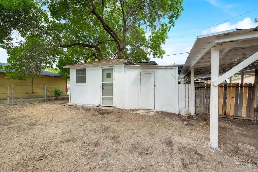 Single Family Residence For Rent in Ellis County , 1001 S Carlton Street, Ennis, Texas 75119, 3 Bedroom, 1 Bathroom, Garage spaces, 858 Sqft, built in 1964, Price $1,600, mls#21357434, Real Estate Agent in Ennis, Homes For Rent in Ellis county, Homes For Rent in Ennis, Realtor in Ennis Texas, Real Estate Brokerage Independent Realty Texas, Luminita Cordes Realtor