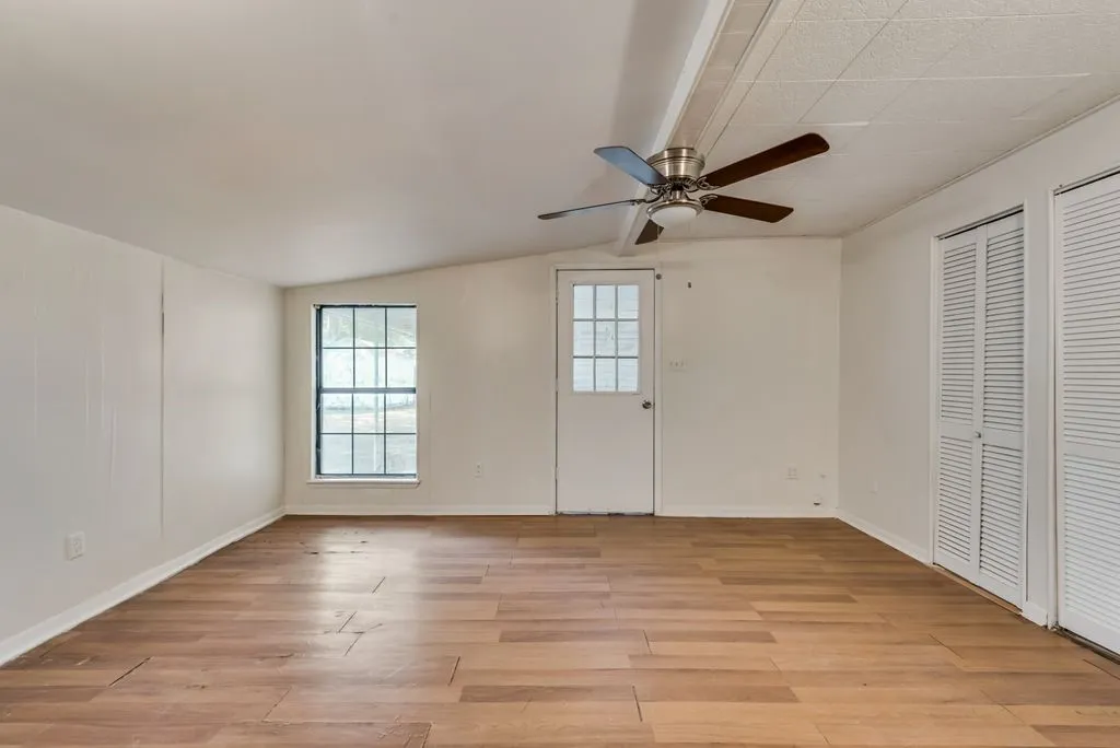 Single Family Residence For Rent in Ellis County , 1001 S Carlton Street, Ennis, Texas 75119, 3 Bedroom, 1 Bathroom, Garage spaces, 858 Sqft, built in 1964, Price $1,600, mls#21357434, Real Estate Agent in Ennis, Homes For Rent in Ellis county, Homes For Rent in Ennis, Realtor in Ennis Texas, Real Estate Brokerage Independent Realty Texas, Luminita Cordes Realtor