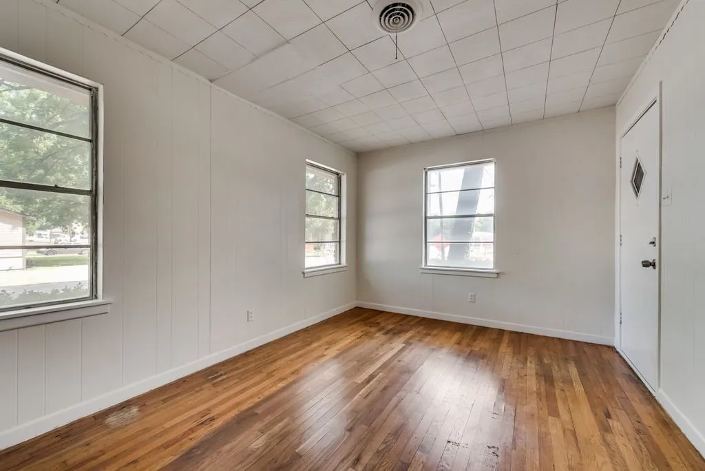 Single Family Residence For Rent in Ellis County , 1001 S Carlton Street, Ennis, Texas 75119, 3 Bedroom, 1 Bathroom, Garage spaces, 858 Sqft, built in 1964, Price $1,600, mls#21357434, Real Estate Agent in Ennis, Homes For Rent in Ellis county, Homes For Rent in Ennis, Realtor in Ennis Texas, Real Estate Brokerage Independent Realty Texas, Luminita Cordes Realtor