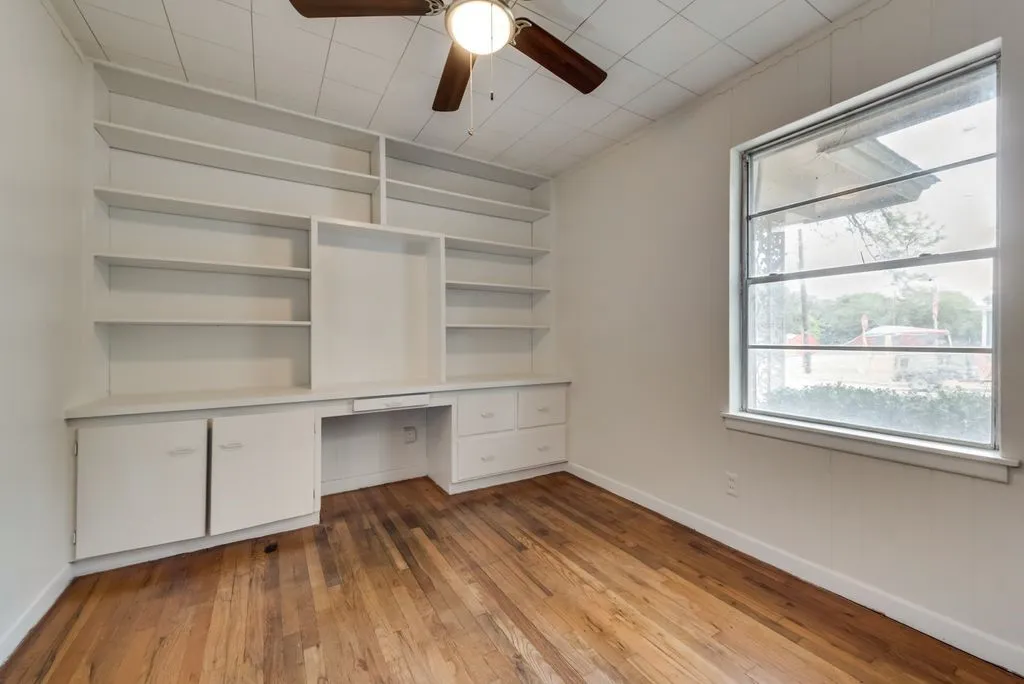 Single Family Residence For Rent in Ellis County , 1001 S Carlton Street, Ennis, Texas 75119, 3 Bedroom, 1 Bathroom, Garage spaces, 858 Sqft, built in 1964, Price $1,600, mls#21357434, Real Estate Agent in Ennis, Homes For Rent in Ellis county, Homes For Rent in Ennis, Realtor in Ennis Texas, Real Estate Brokerage Independent Realty Texas, Luminita Cordes Realtor