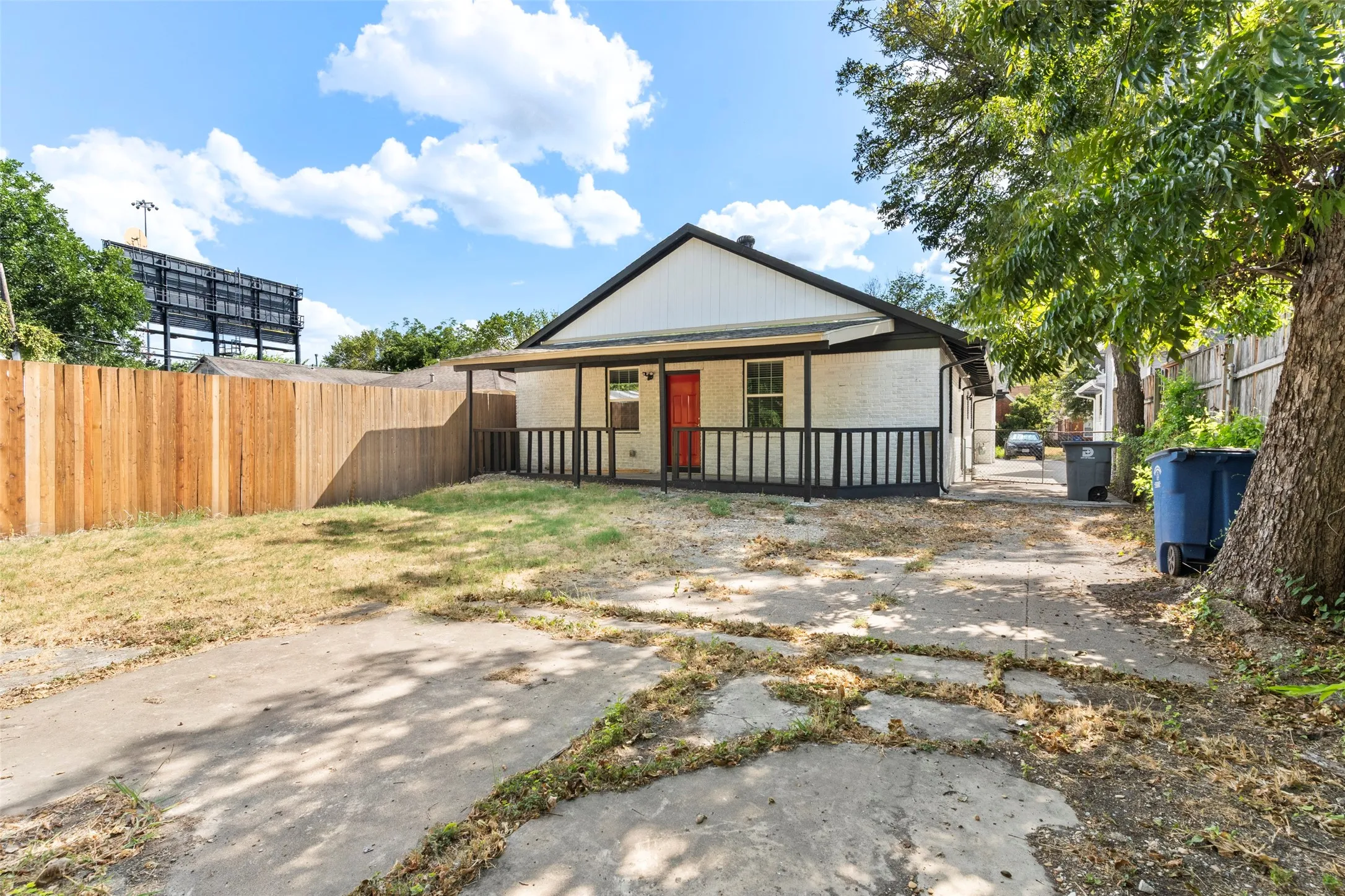 Single Family Residence For Sale in Dallas County , 604 S Fitzhugh Avenue, Dallas, Texas 75223, 4 Bedroom, 3 Bathroom, Garage spaces, 1,867 Sqft, built in 1925, Price $390,000, mls#21354621, Real Estate Agent in Dallas, Homes For Sale in Dallas county, Homes For Sale in Dallas, Realtor in Dallas Texas, Real Estate Brokerage Independent Realty Texas, Luminita Cordes Realtor