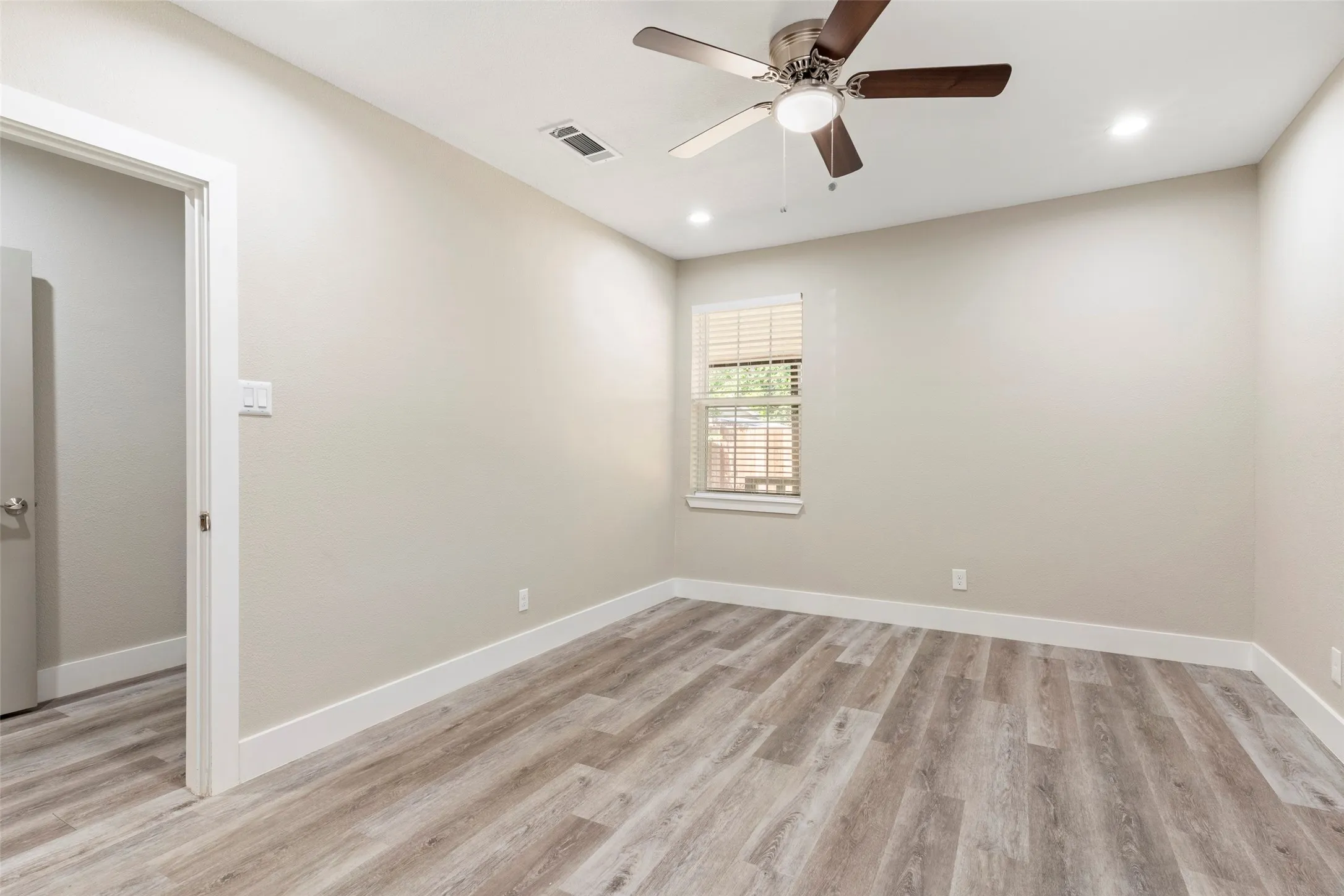 Single Family Residence For Sale in Dallas County , 604 S Fitzhugh Avenue, Dallas, Texas 75223, 4 Bedroom, 3 Bathroom, Garage spaces, 1,867 Sqft, built in 1925, Price $390,000, mls#21354621, Real Estate Agent in Dallas, Homes For Sale in Dallas county, Homes For Sale in Dallas, Realtor in Dallas Texas, Real Estate Brokerage Independent Realty Texas, Luminita Cordes Realtor