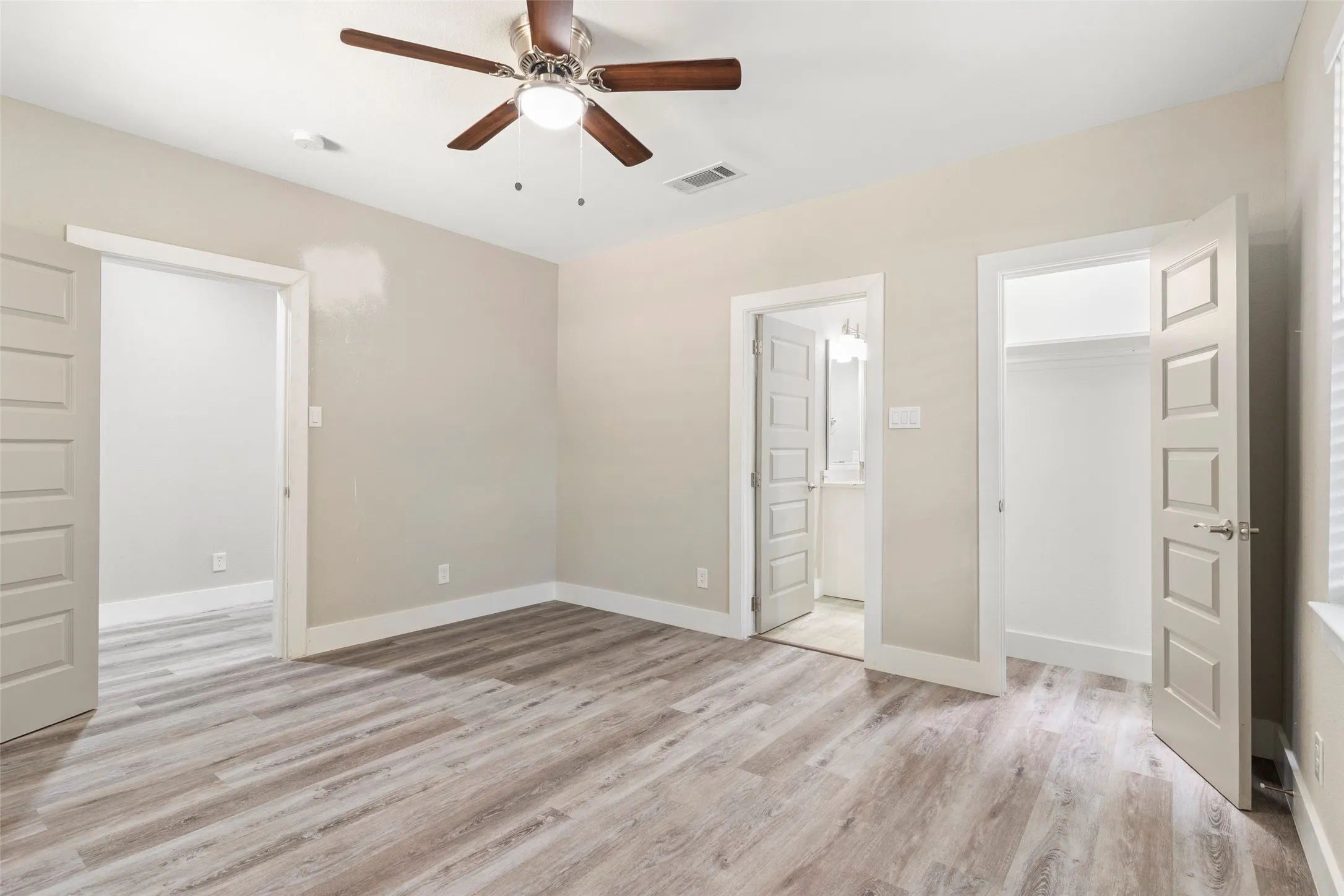 Single Family Residence For Sale in Dallas County , 604 S Fitzhugh Avenue, Dallas, Texas 75223, 4 Bedroom, 3 Bathroom, Garage spaces, 1,867 Sqft, built in 1925, Price $390,000, mls#21354621, Real Estate Agent in Dallas, Homes For Sale in Dallas county, Homes For Sale in Dallas, Realtor in Dallas Texas, Real Estate Brokerage Independent Realty Texas, Luminita Cordes Realtor