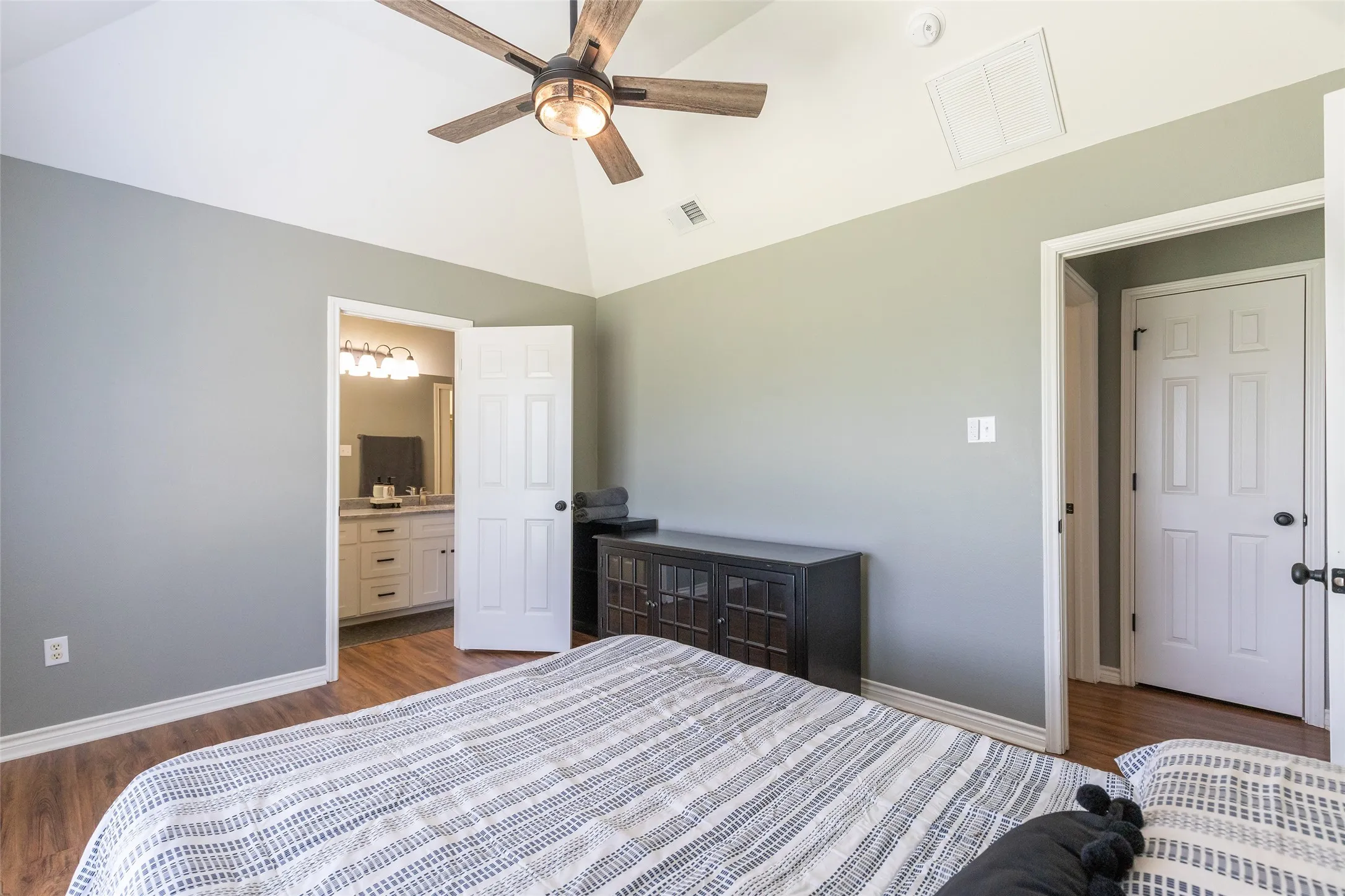Single Family Residence For Sale in Taylor County , 3033 Sutherland Street, Abilene, Texas 79606, 3 Bedroom, 2 Bathroom, 2 Garage spaces, 1,158 Sqft, built in 2003, mls#21355220, Real Estate Agent in Abilene, Homes For Sale in Taylor county, Homes For Sale in Abilene, Realtor in Abilene Texas, Real Estate Brokerage Independent Realty Texas, Luminita Cordes Realtor