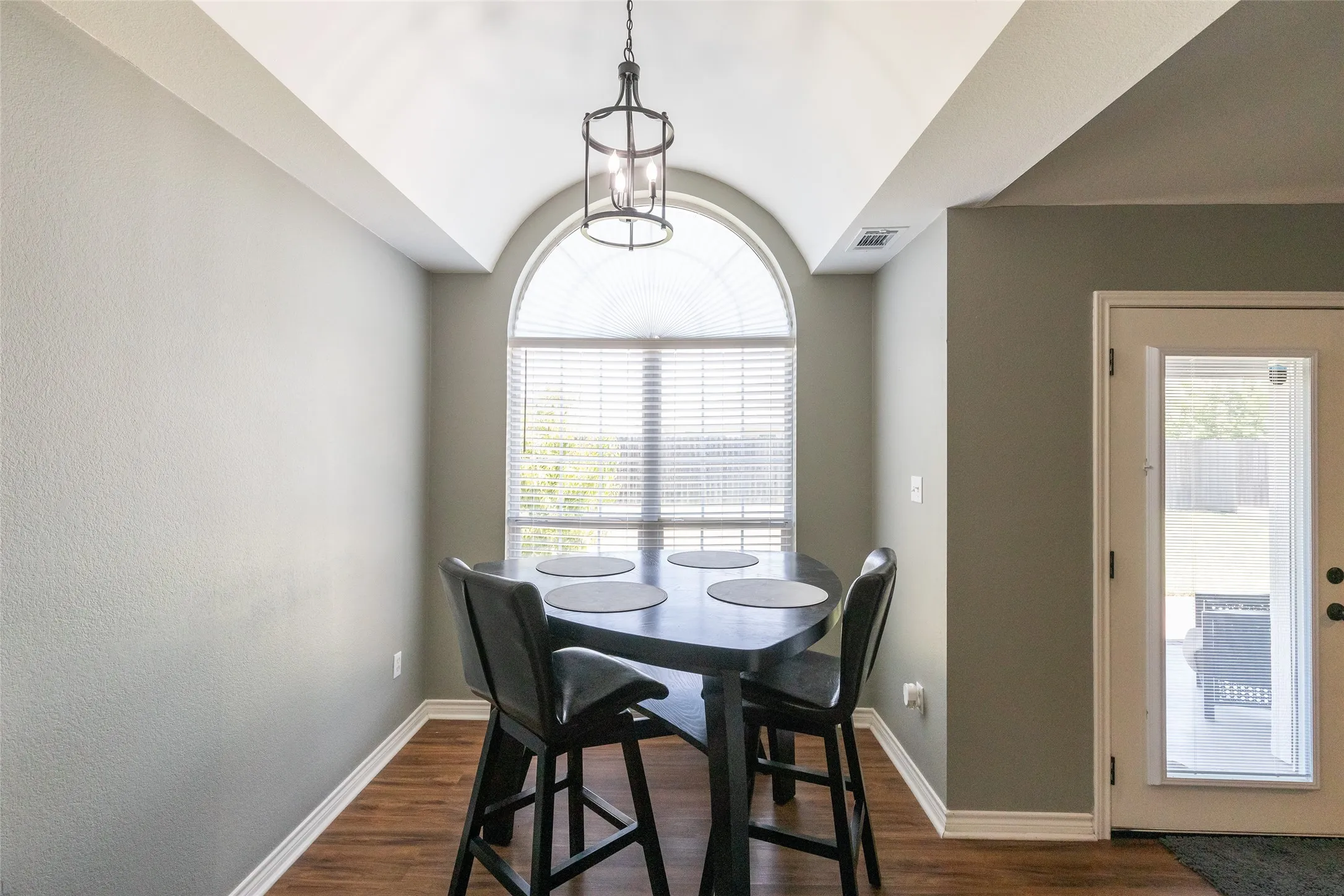 Single Family Residence For Sale in Taylor County , 3033 Sutherland Street, Abilene, Texas 79606, 3 Bedroom, 2 Bathroom, 2 Garage spaces, 1,158 Sqft, built in 2003, mls#21355220, Real Estate Agent in Abilene, Homes For Sale in Taylor county, Homes For Sale in Abilene, Realtor in Abilene Texas, Real Estate Brokerage Independent Realty Texas, Luminita Cordes Realtor