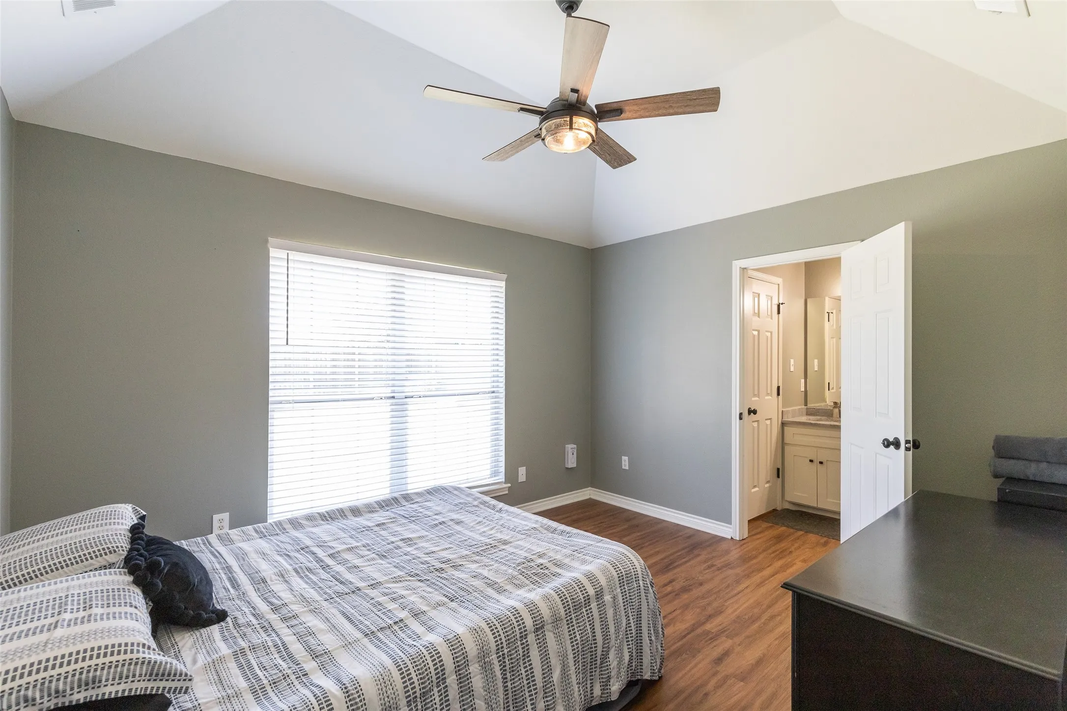 Single Family Residence For Sale in Taylor County , 3033 Sutherland Street, Abilene, Texas 79606, 3 Bedroom, 2 Bathroom, 2 Garage spaces, 1,158 Sqft, built in 2003, mls#21355220, Real Estate Agent in Abilene, Homes For Sale in Taylor county, Homes For Sale in Abilene, Realtor in Abilene Texas, Real Estate Brokerage Independent Realty Texas, Luminita Cordes Realtor