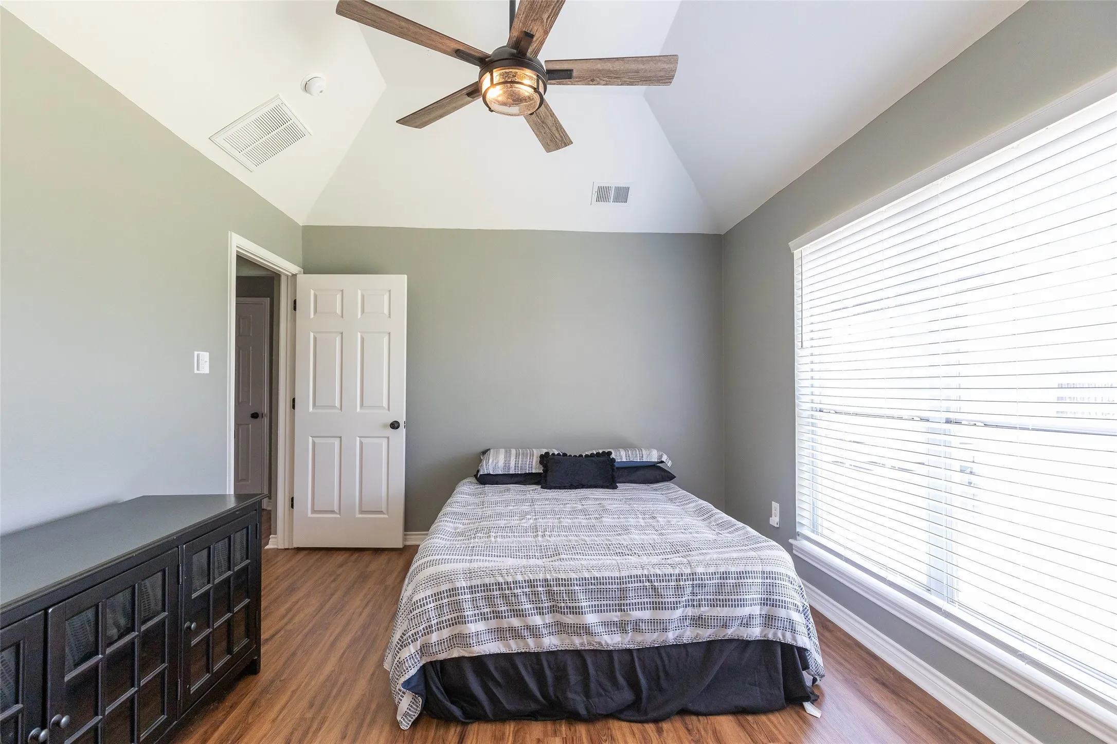 Single Family Residence For Sale in Taylor County , 3033 Sutherland Street, Abilene, Texas 79606, 3 Bedroom, 2 Bathroom, 2 Garage spaces, 1,158 Sqft, built in 2003, mls#21355220, Real Estate Agent in Abilene, Homes For Sale in Taylor county, Homes For Sale in Abilene, Realtor in Abilene Texas, Real Estate Brokerage Independent Realty Texas, Luminita Cordes Realtor