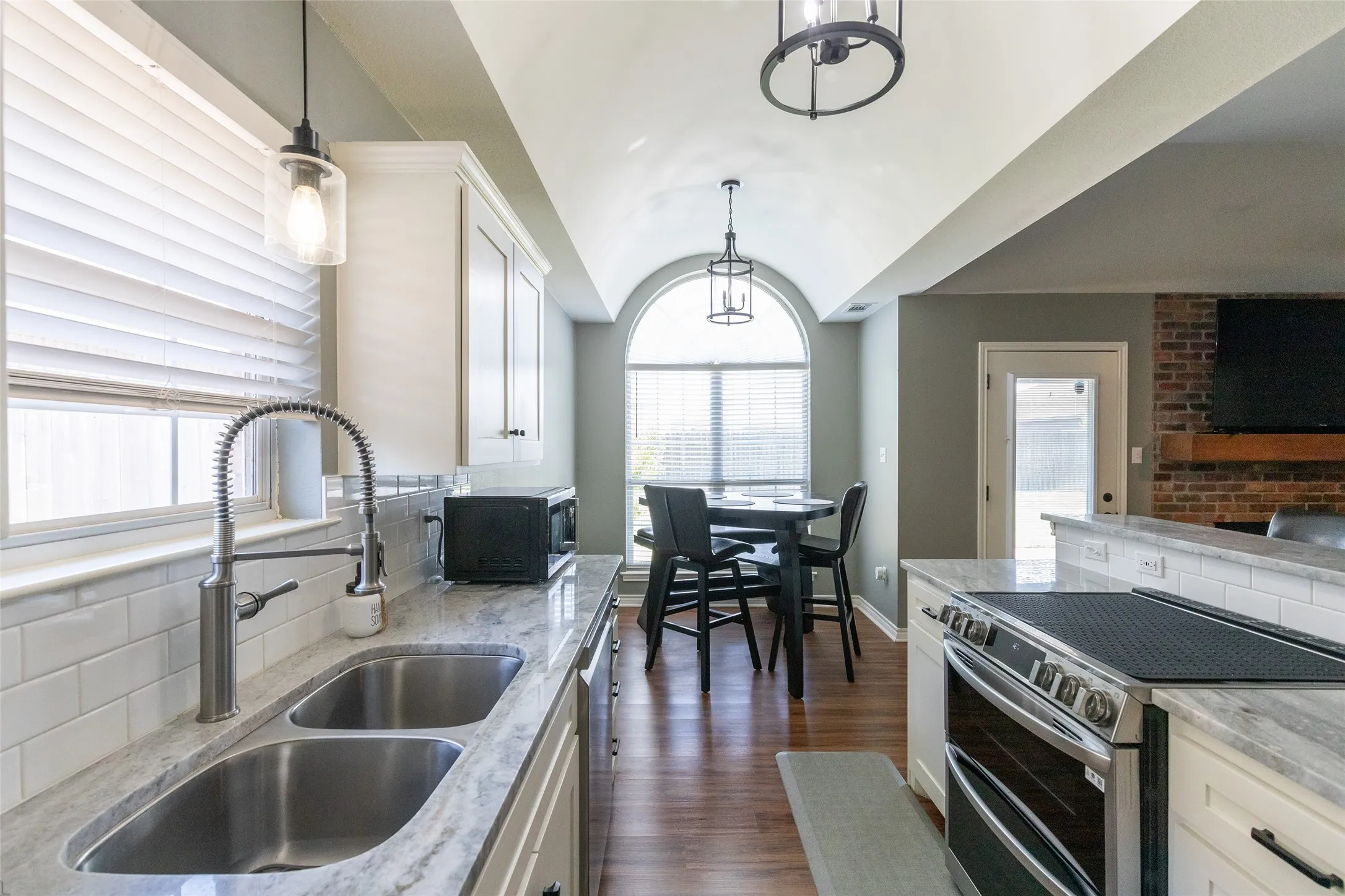 Single Family Residence For Sale in Taylor County , 3033 Sutherland Street, Abilene, Texas 79606, 3 Bedroom, 2 Bathroom, 2 Garage spaces, 1,158 Sqft, built in 2003, mls#21355220, Real Estate Agent in Abilene, Homes For Sale in Taylor county, Homes For Sale in Abilene, Realtor in Abilene Texas, Real Estate Brokerage Independent Realty Texas, Luminita Cordes Realtor
