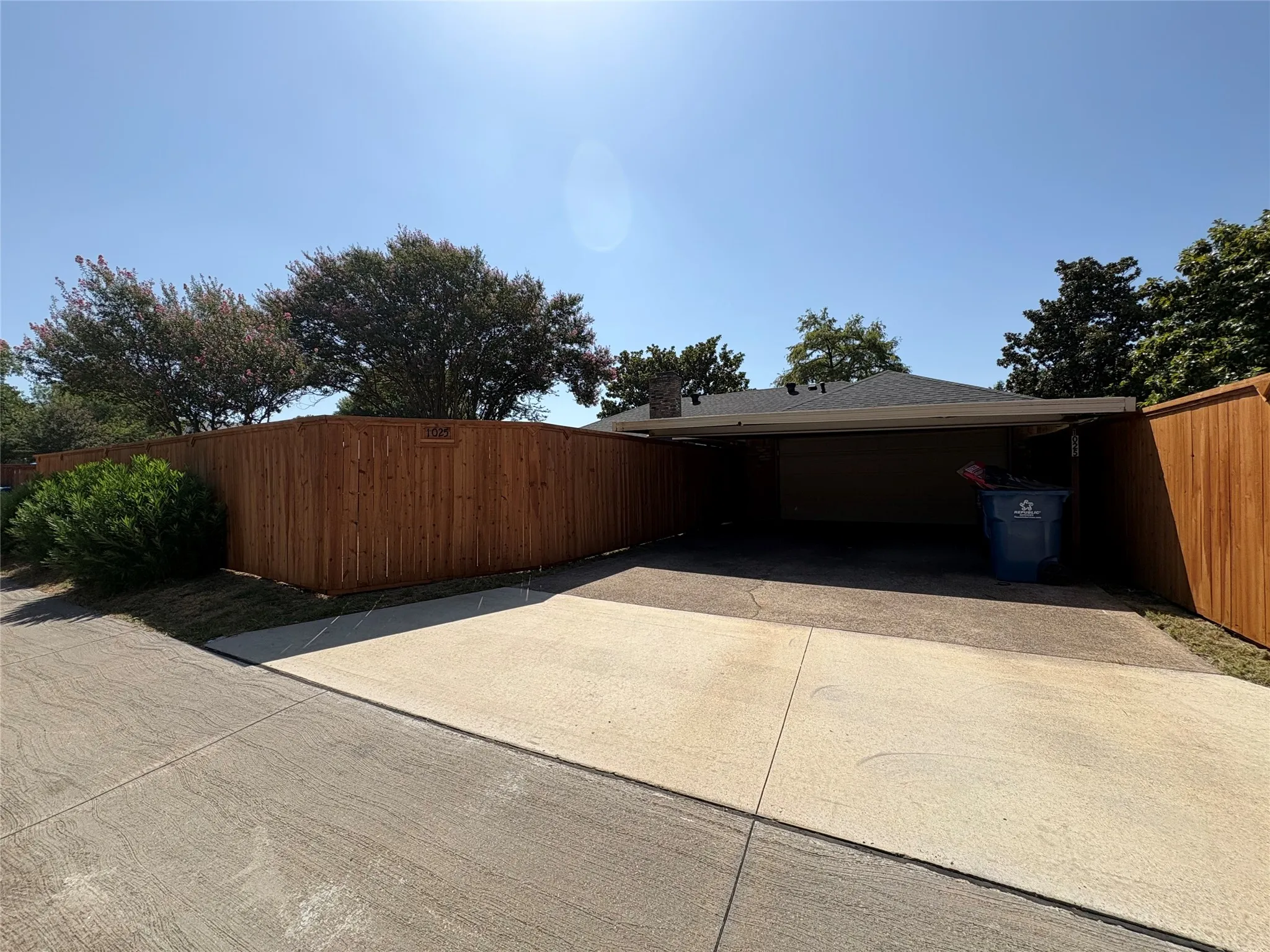 Single Family Residence For Rent in Dallas County , 1025 Cloverdale Lane, De Soto, Texas 75115, 3 Bedroom, 2 Bathroom, 2 Garage spaces, 2,022 Sqft, built in 1974, Price $2,100, mls#21357457, Real Estate Agent in De Soto, Homes For Rent in Dallas county, Homes For Rent in De Soto, Realtor in De Soto Texas, Real Estate Brokerage Independent Realty Texas, Luminita Cordes Realtor