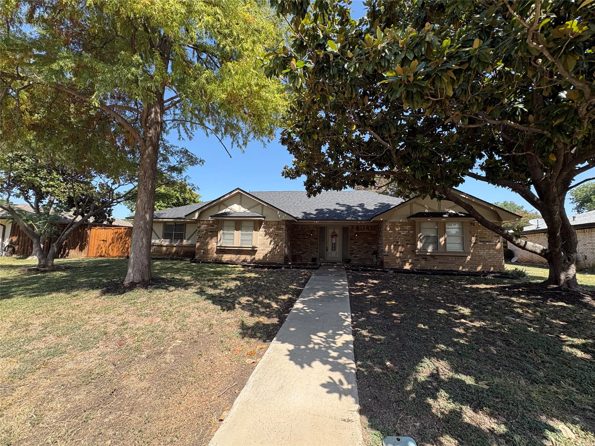 Single Family Residence For Rent in Dallas County , 1025 Cloverdale Lane, De Soto, Texas 75115, 3 Bedroom, 2 Bathroom, 2 Garage spaces, 2,022 Sqft, built in 1974, Price $2,100, mls#21357457, Real Estate Agent in De Soto, Homes For Rent in Dallas county, Homes For Rent in De Soto, Realtor in De Soto Texas, Real Estate Brokerage Independent Realty Texas, Luminita Cordes Realtor