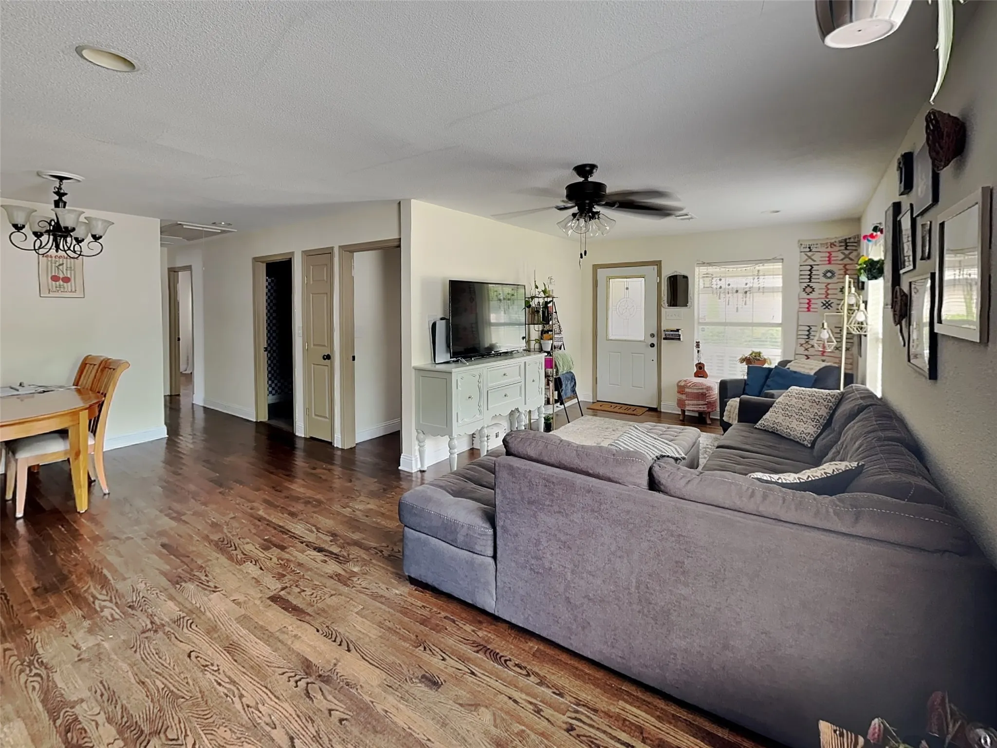 Single Family Residence For Rent in Tarrant County , 4705 Selkirk Drive, Fort Worth, Texas 76109, 3 Bedroom, 2 Bathroom, 2 Garage spaces, 1,312 Sqft, built in 1953, mls#21357467, Real Estate Agent in Fort Worth, Homes For Rent in Tarrant county, Homes For Rent in Fort Worth, Realtor in Fort Worth Texas, Real Estate Brokerage Independent Realty Texas, Luminita Cordes Realtor