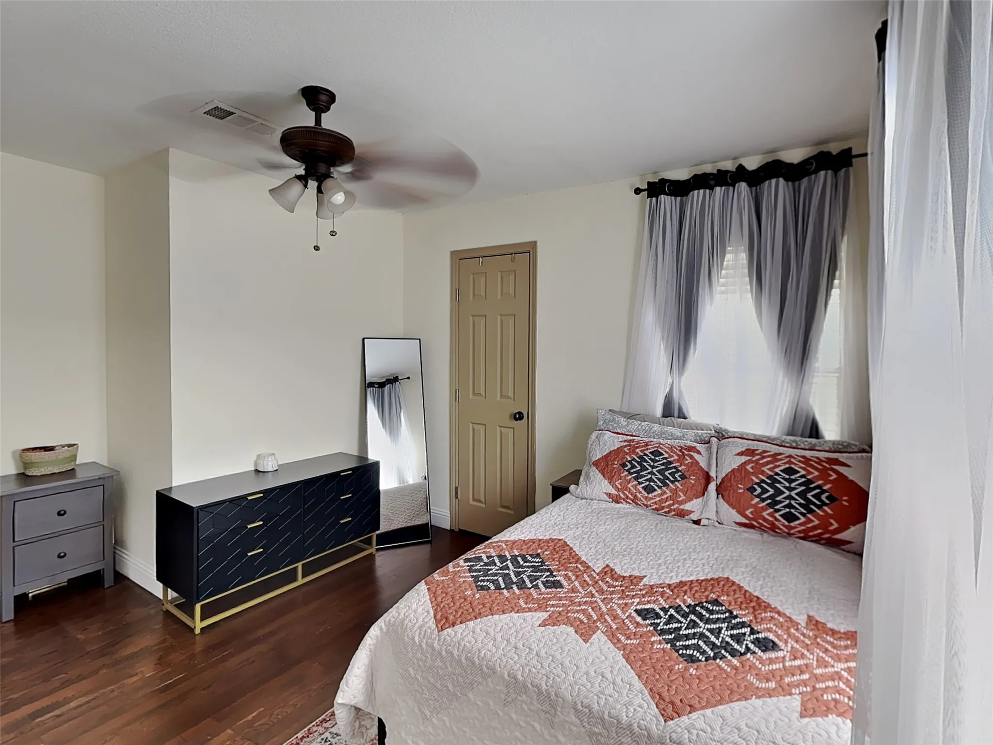 Single Family Residence For Rent in Tarrant County , 4705 Selkirk Drive, Fort Worth, Texas 76109, 3 Bedroom, 2 Bathroom, 2 Garage spaces, 1,312 Sqft, built in 1953, mls#21357467, Real Estate Agent in Fort Worth, Homes For Rent in Tarrant county, Homes For Rent in Fort Worth, Realtor in Fort Worth Texas, Real Estate Brokerage Independent Realty Texas, Luminita Cordes Realtor