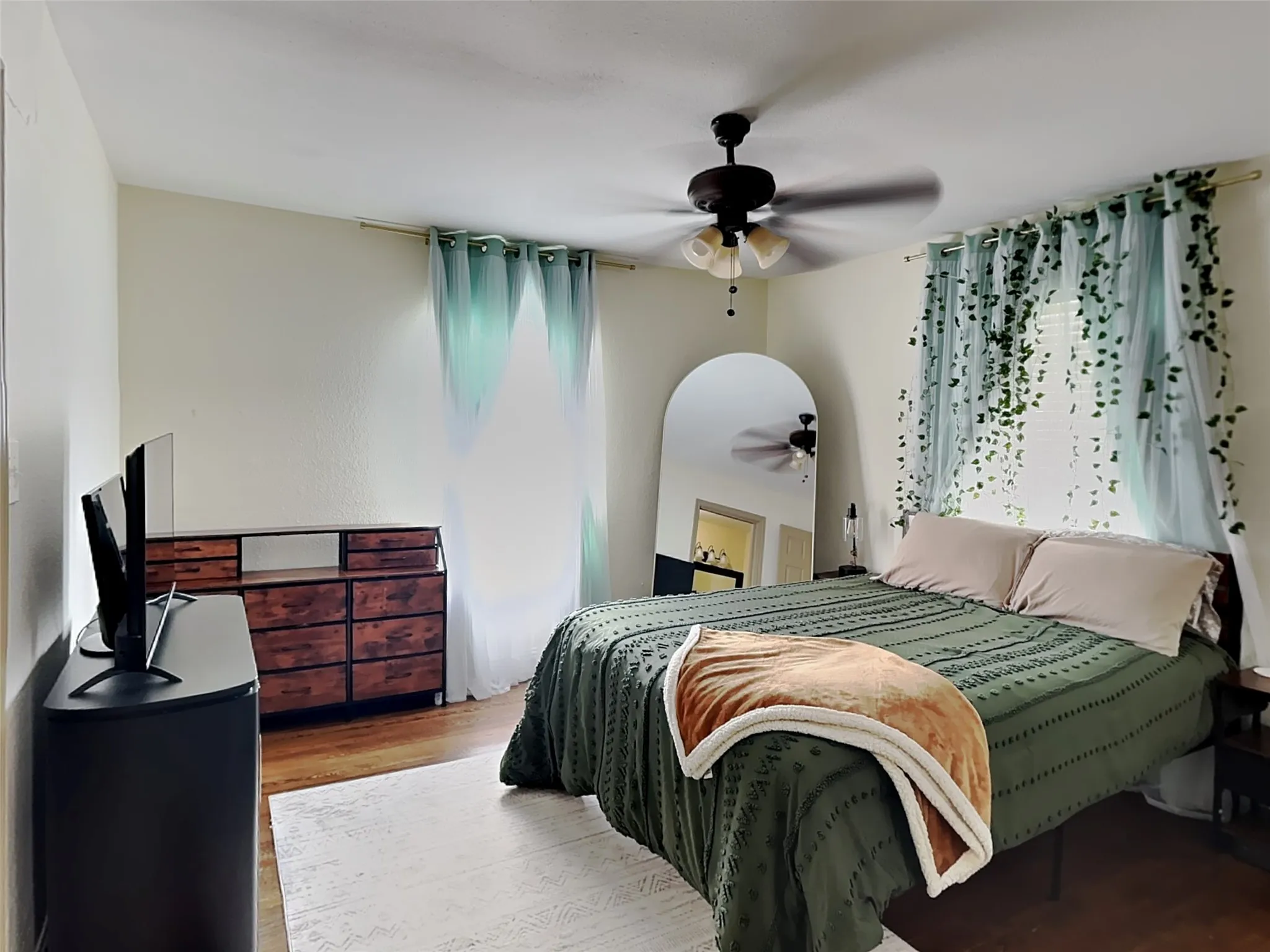 Single Family Residence For Rent in Tarrant County , 4705 Selkirk Drive, Fort Worth, Texas 76109, 3 Bedroom, 2 Bathroom, 2 Garage spaces, 1,312 Sqft, built in 1953, mls#21357467, Real Estate Agent in Fort Worth, Homes For Rent in Tarrant county, Homes For Rent in Fort Worth, Realtor in Fort Worth Texas, Real Estate Brokerage Independent Realty Texas, Luminita Cordes Realtor