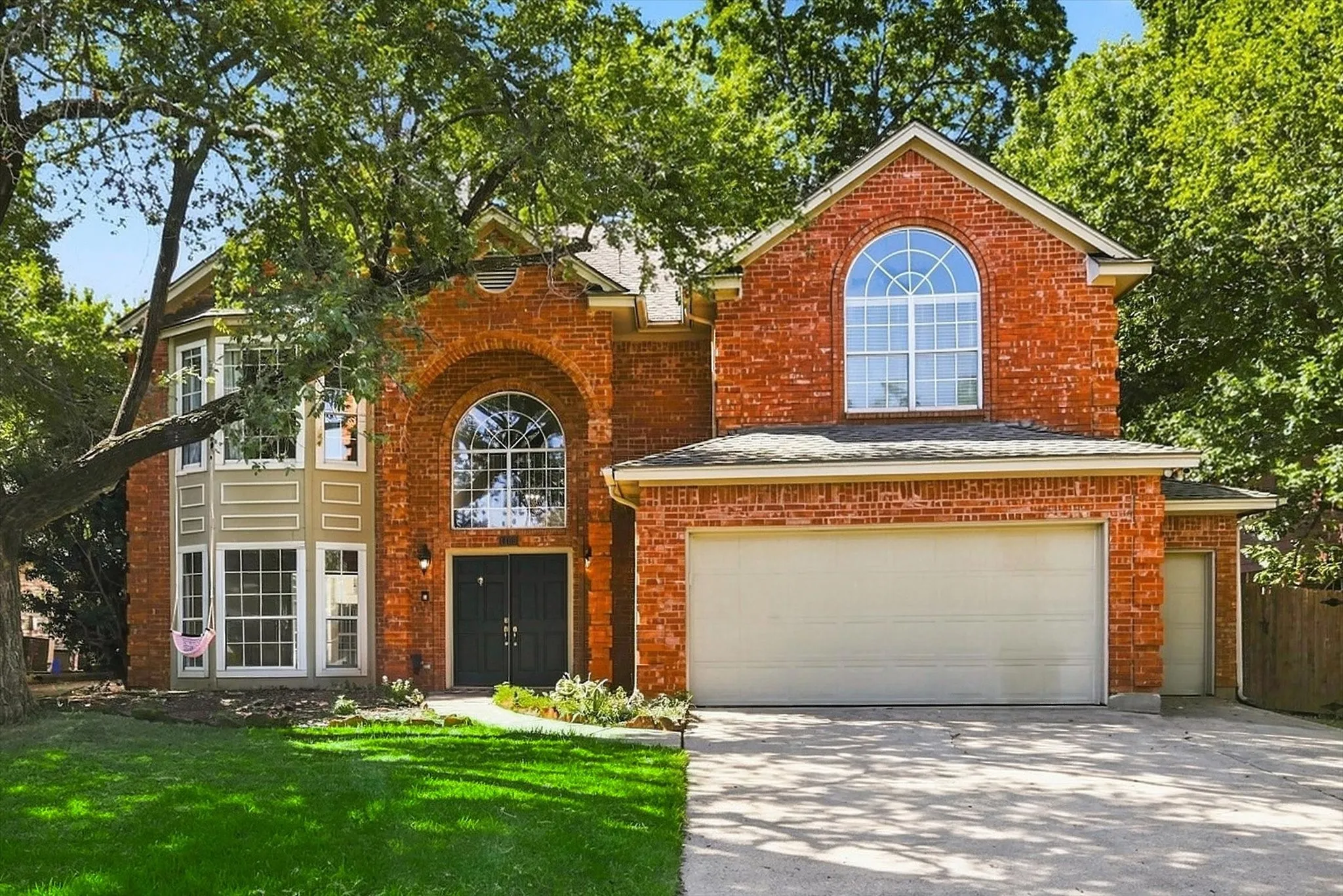 Single Family Residence For Sale in Tarrant County , 1409 Rider Circle, Grapevine, Texas 76051, 4 Bedroom, 3 Bathroom, 3 Garage spaces, 2,612 Sqft, built in 1989, mls#21343781, Real Estate Agent in Grapevine, Homes For Sale in Tarrant county, Homes For Sale in Grapevine, Realtor in Grapevine Texas, Real Estate Brokerage Independent Realty Texas, Luminita Cordes Realtor