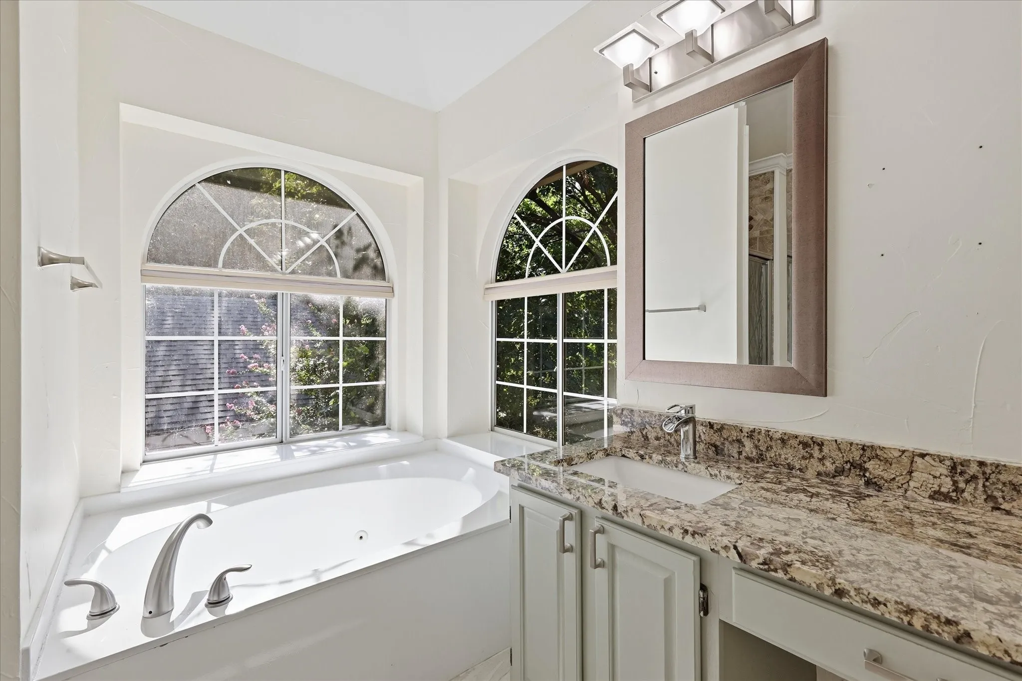 Single Family Residence For Sale in Tarrant County , 1409 Rider Circle, Grapevine, Texas 76051, 4 Bedroom, 3 Bathroom, 3 Garage spaces, 2,612 Sqft, built in 1989, mls#21343781, Real Estate Agent in Grapevine, Homes For Sale in Tarrant county, Homes For Sale in Grapevine, Realtor in Grapevine Texas, Real Estate Brokerage Independent Realty Texas, Luminita Cordes Realtor